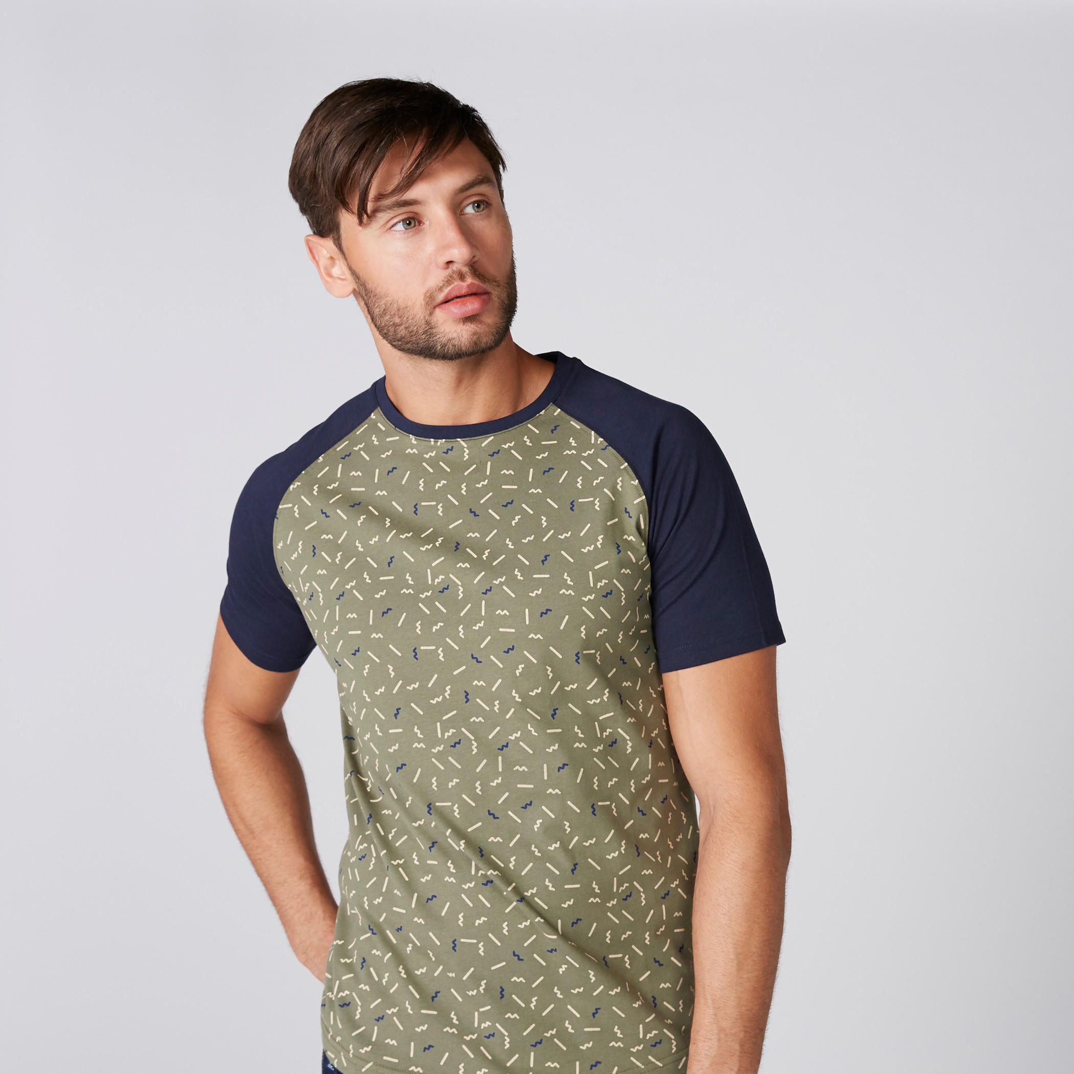 تيشيرت بياقة مستديرة وأكمام مغايرة وطبعات-men-clothing-tshirtsandpolos-tshirts-image-3