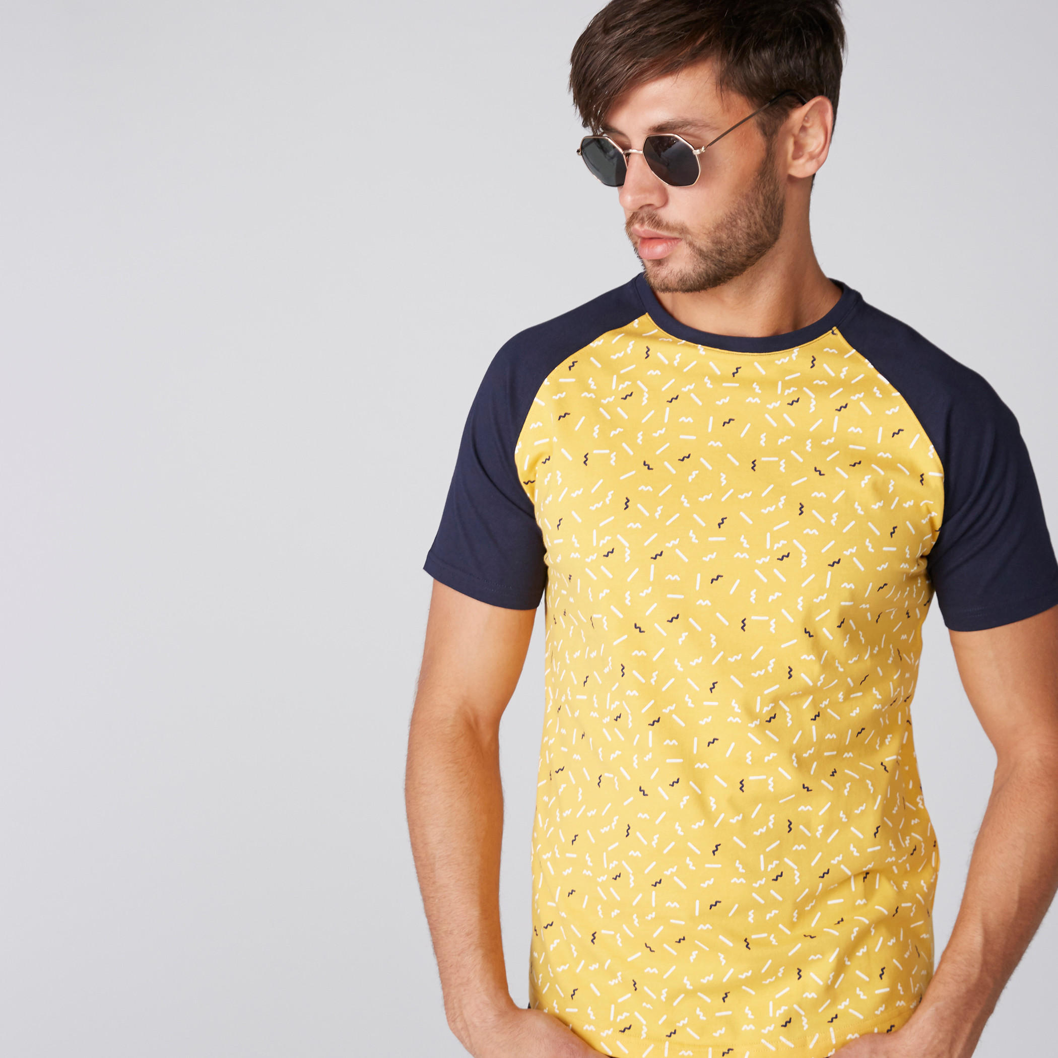 تيشيرت بياقة مستديرة وأكمام مغايرة وطبعات-men-clothing-tshirtsandpolos-tshirts-image-1