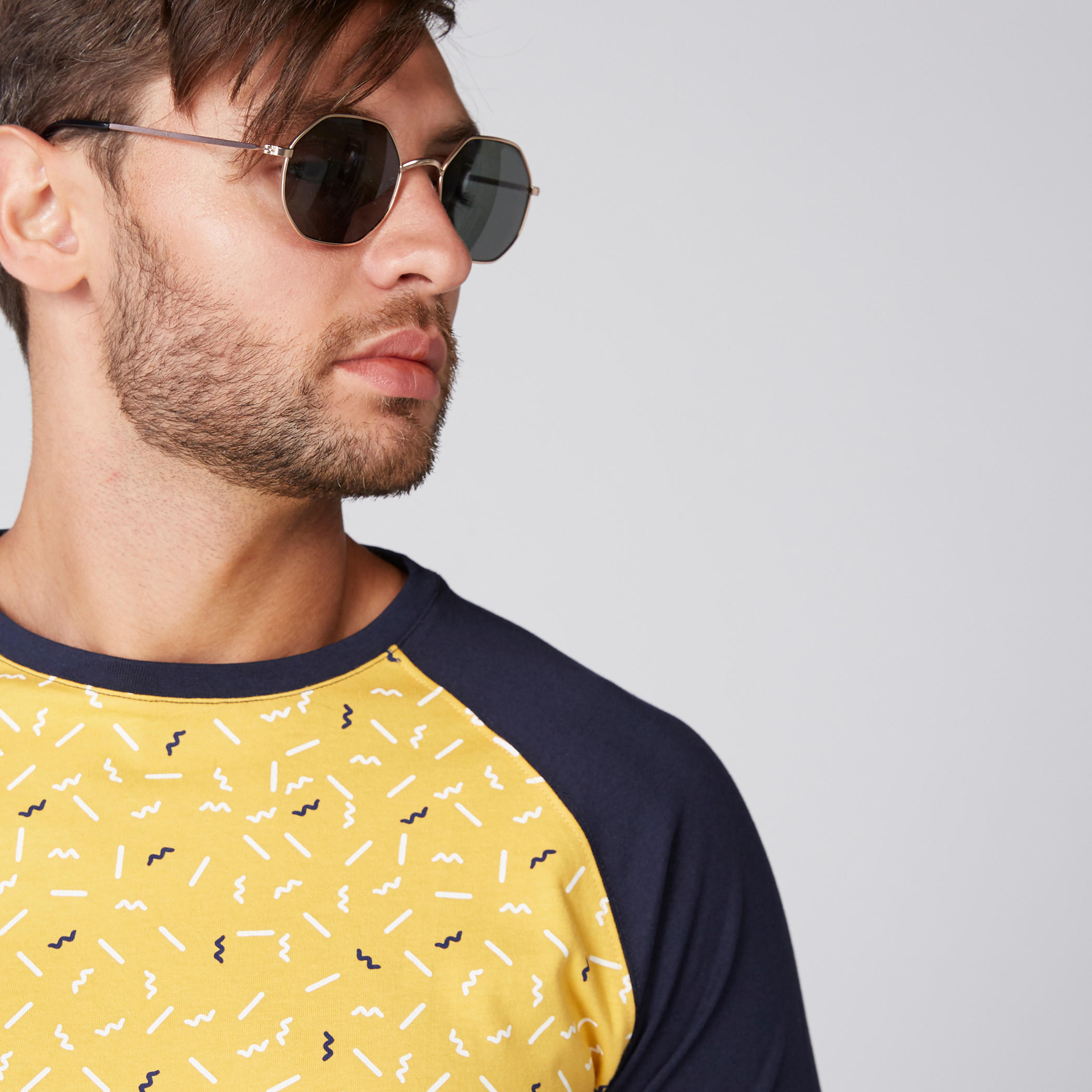 تيشيرت بياقة مستديرة وأكمام مغايرة وطبعات-men-clothing-tshirtsandpolos-tshirts-image-2