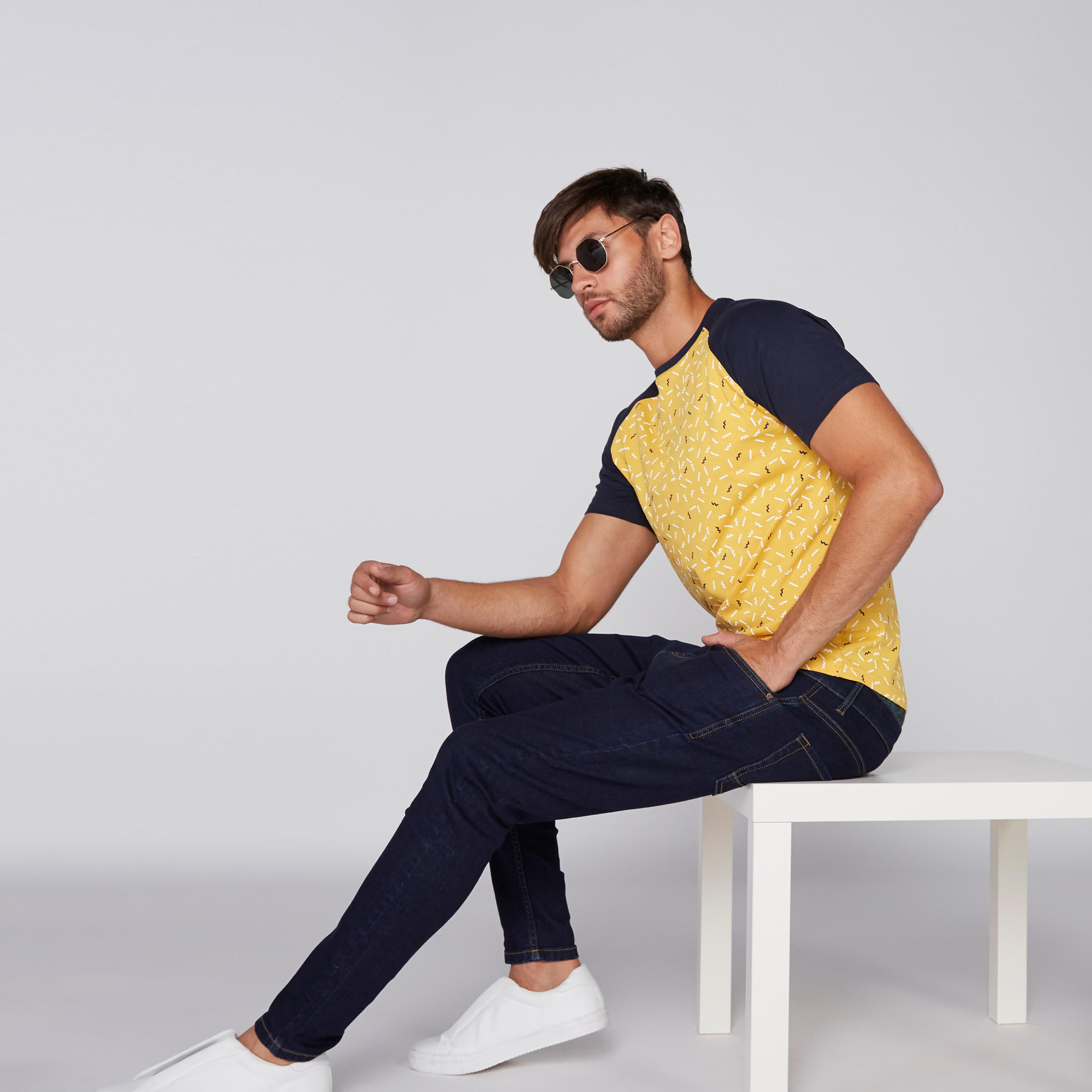 تيشيرت بياقة مستديرة وأكمام مغايرة وطبعات-men-clothing-tshirtsandpolos-tshirts-image-3