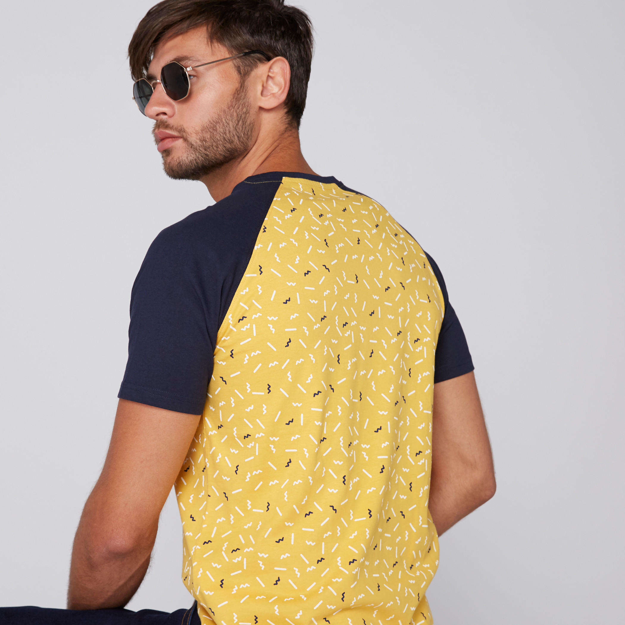 تيشيرت بياقة مستديرة وأكمام مغايرة وطبعات-men-clothing-tshirtsandpolos-tshirts-image-4