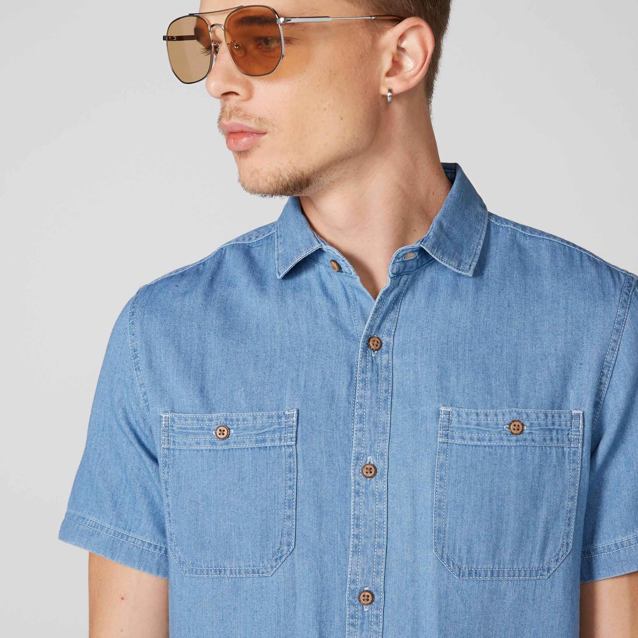 قميص من الدينم بأكمام قصيرة ووصلة أزرار كاملة-men-clothing-shirts-image-1