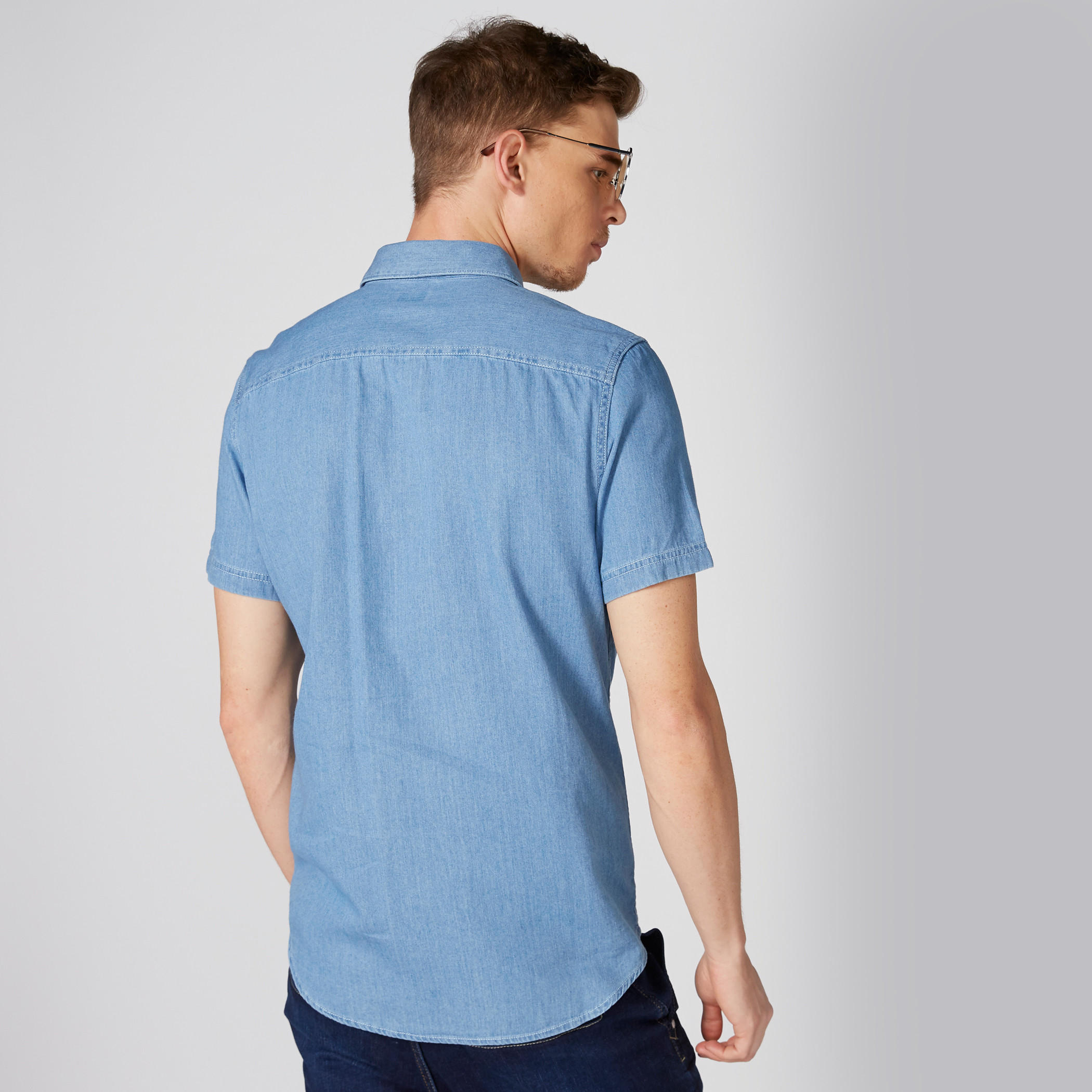 قميص من الدينم بأكمام قصيرة ووصلة أزرار كاملة-men-clothing-shirts-image-2