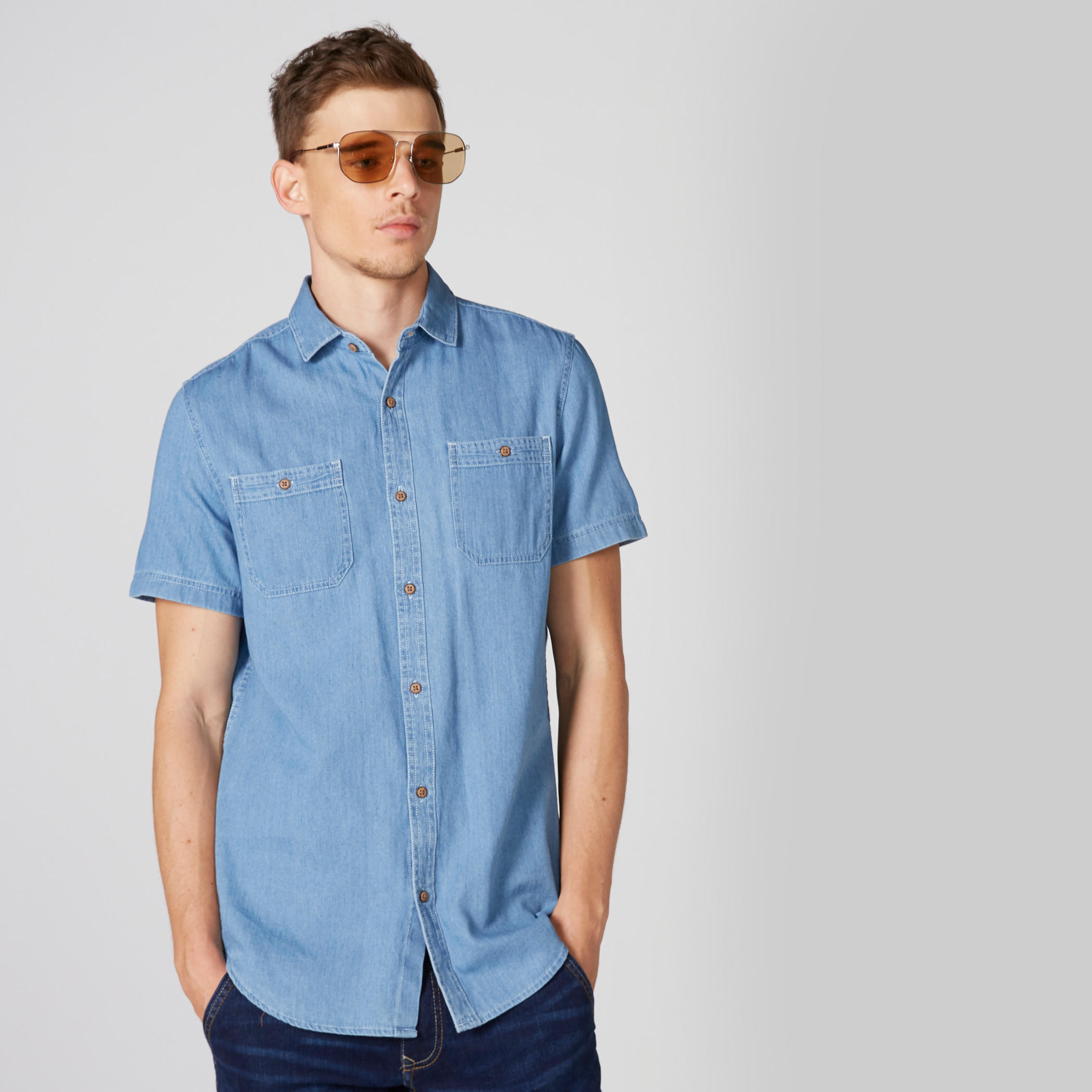 قميص من الدينم بأكمام قصيرة ووصلة أزرار كاملة-men-clothing-shirts-image-3