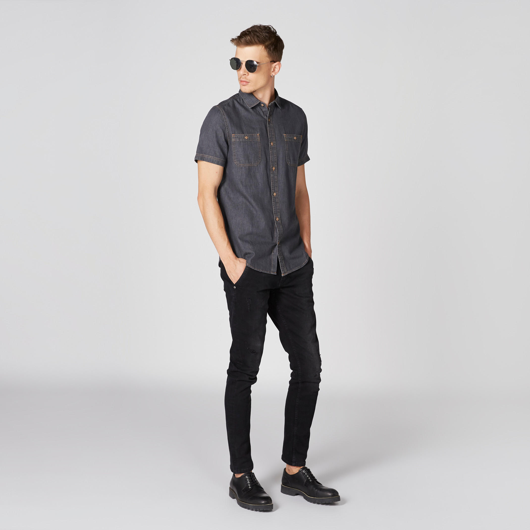 قميص من الدينم بأكمام قصيرة ووصلة أزرار كاملة-men-clothing-shirts-image-1