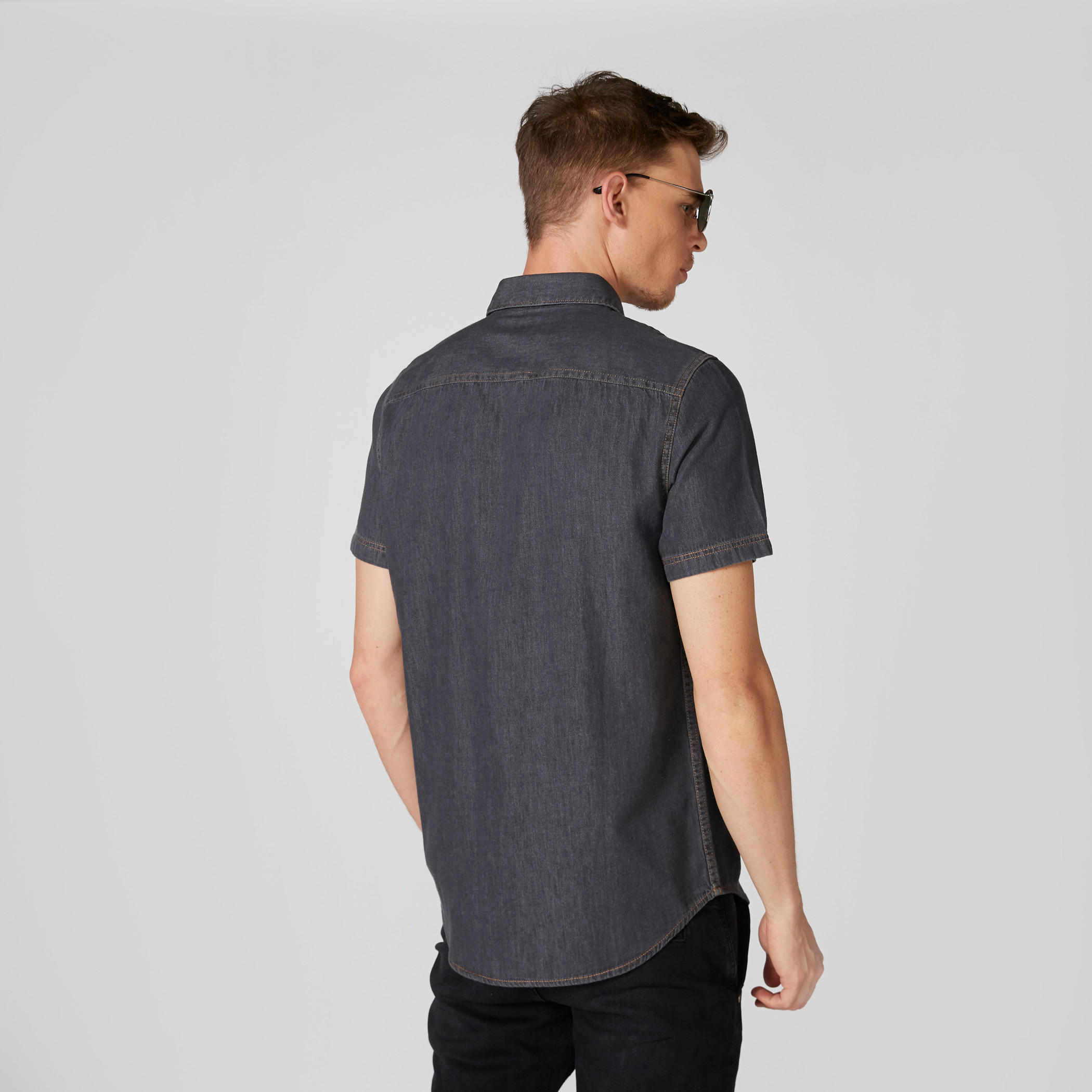 قميص من الدينم بأكمام قصيرة ووصلة أزرار كاملة-men-clothing-shirts-image-2