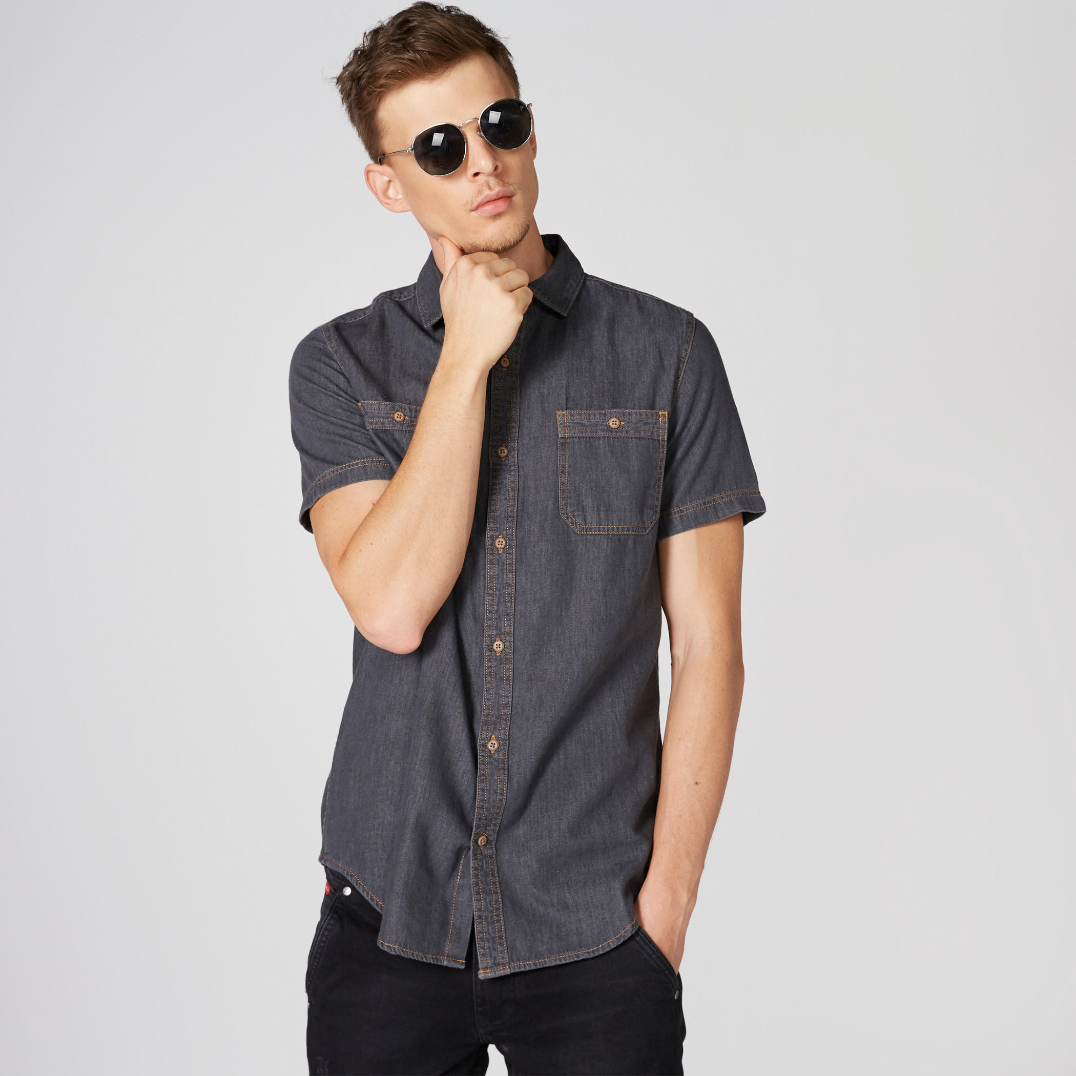 قميص من الدينم بأكمام قصيرة ووصلة أزرار كاملة-men-clothing-shirts-image-3