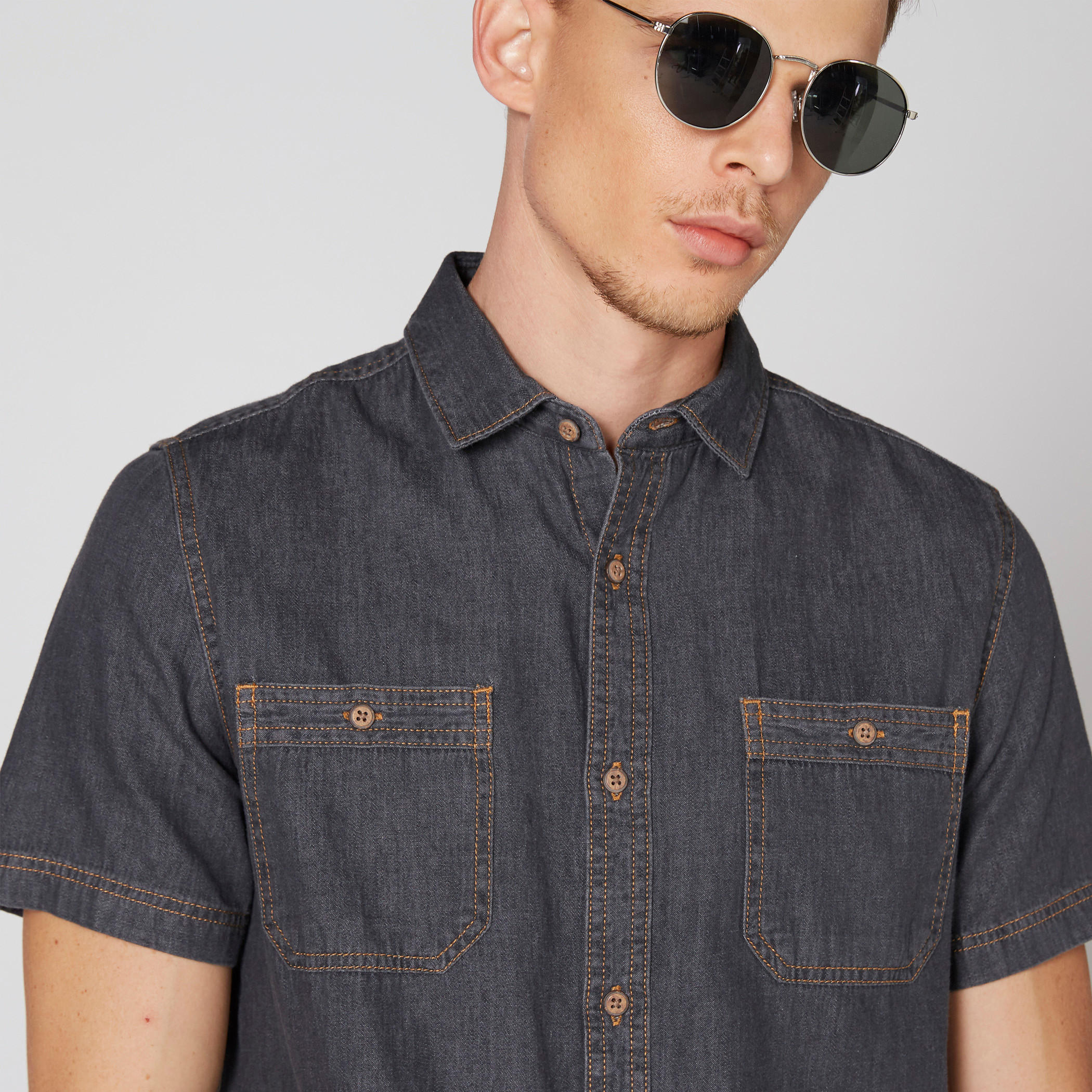قميص من الدينم بأكمام قصيرة ووصلة أزرار كاملة-men-clothing-shirts-image-4