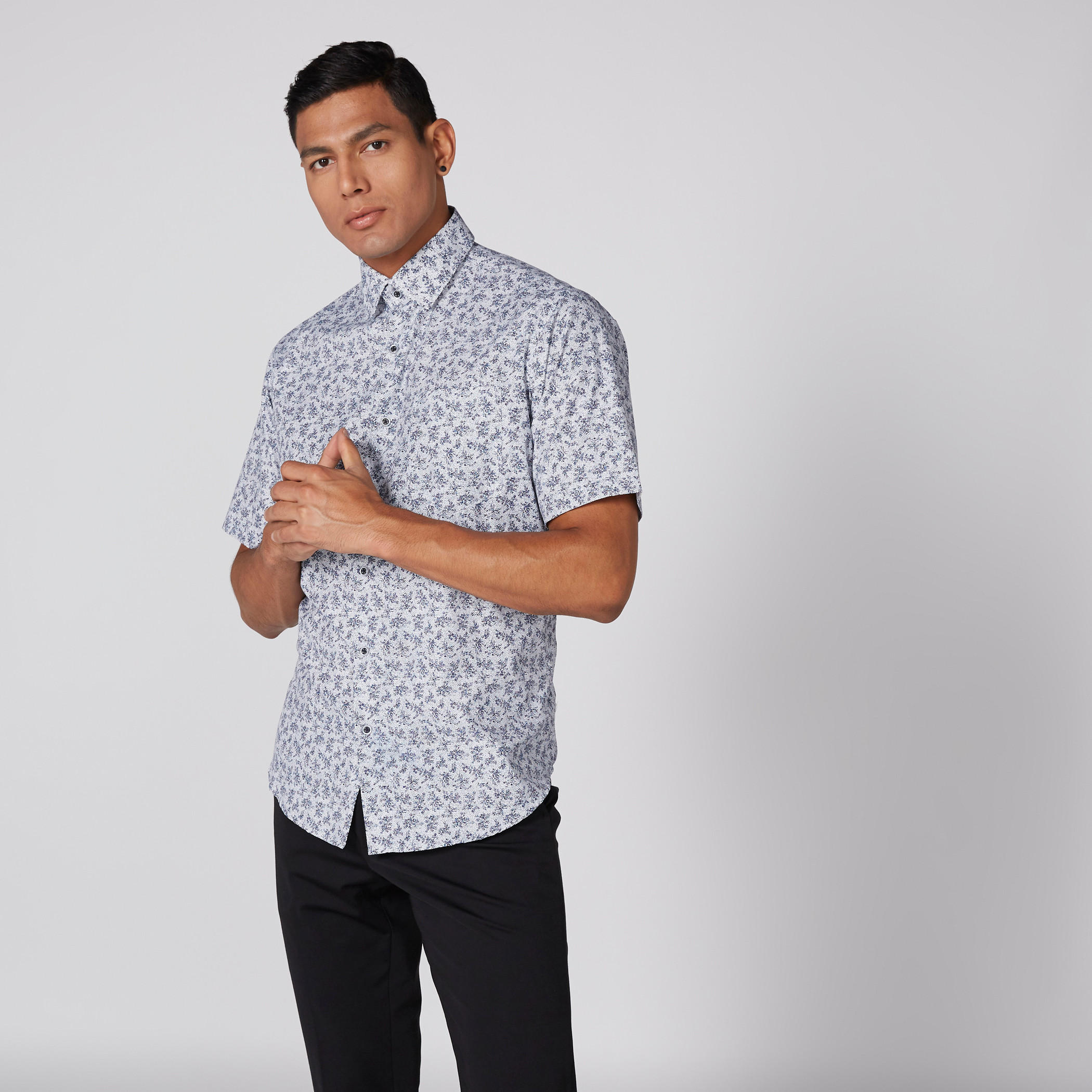 قميص بأكمام قصيرة وطبعات زهرية وأزرار-men-clothing-shirts-image-2
