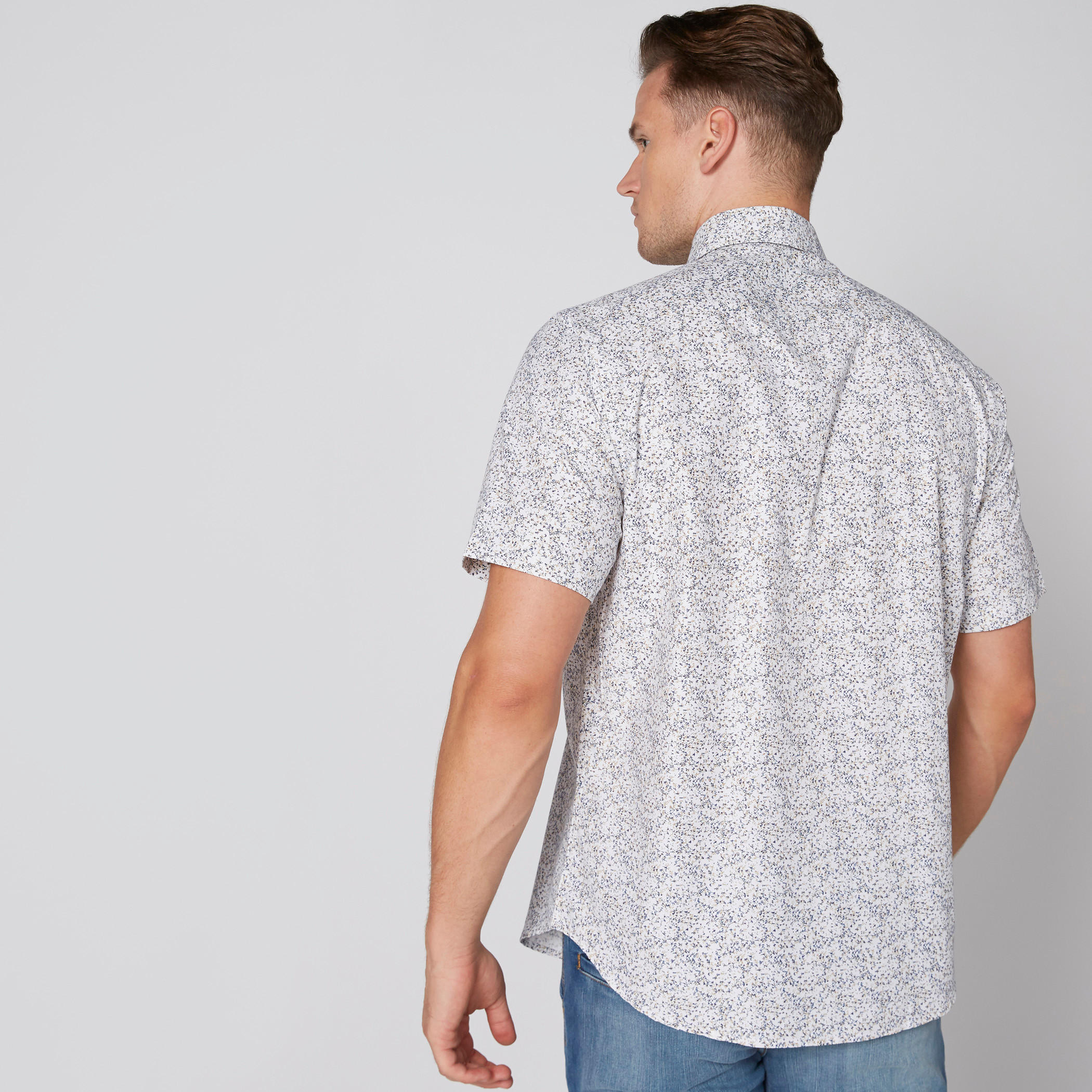 قميص سهل الكي بأكمام قصيرة وأزرار وطبعات-men-clothing-shirts-image-3