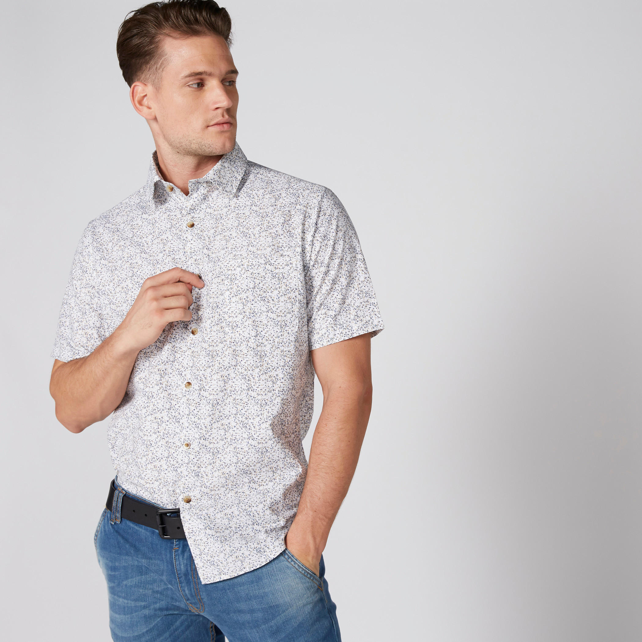 قميص سهل الكي بأكمام قصيرة وأزرار وطبعات-men-clothing-shirts-image-1