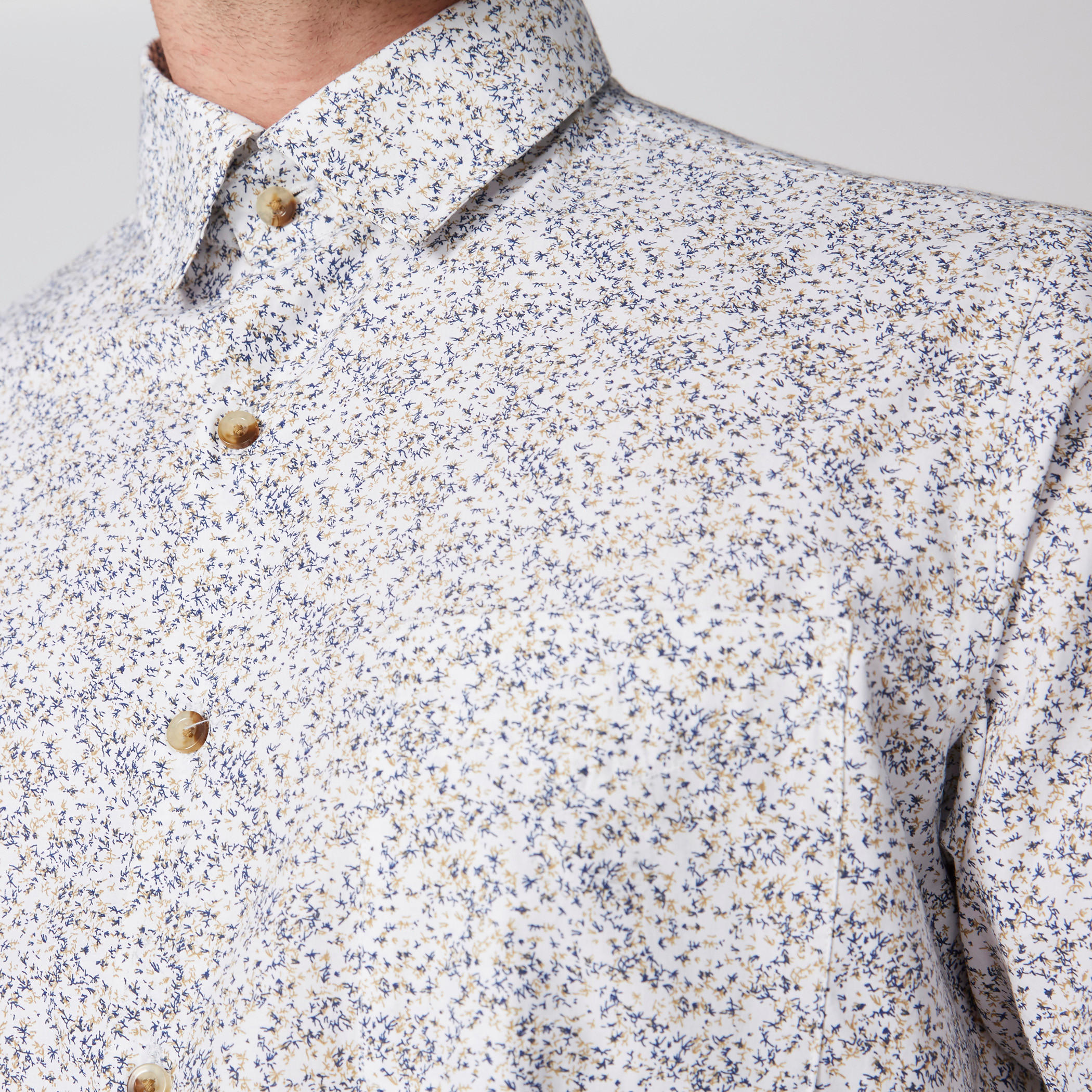 قميص سهل الكي بأكمام قصيرة وأزرار وطبعات-men-clothing-shirts-image-2