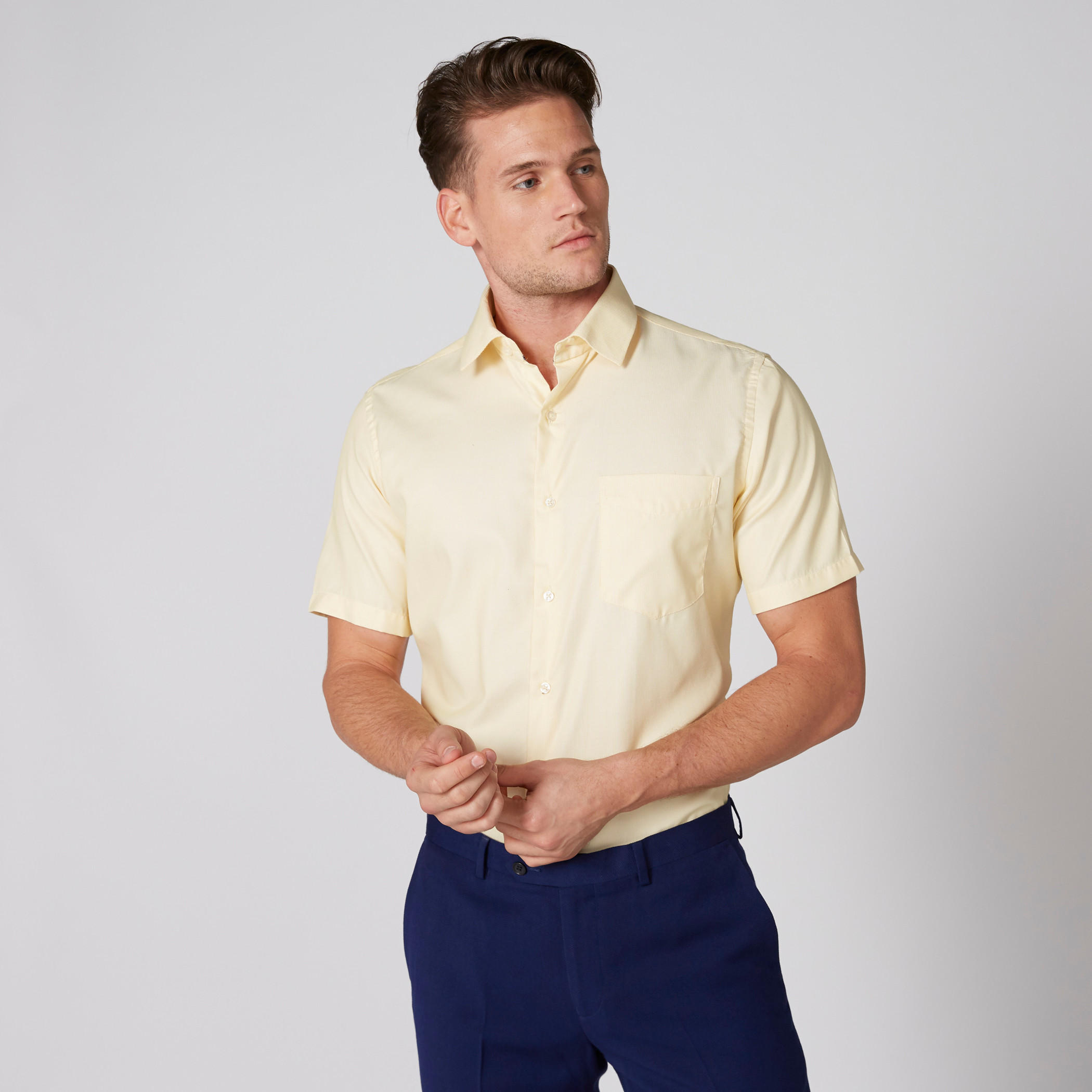 قميص سهل الكي بأكمام قصيرة وأزرار وجيب على الصدر-men-clothing-shirts-image-1