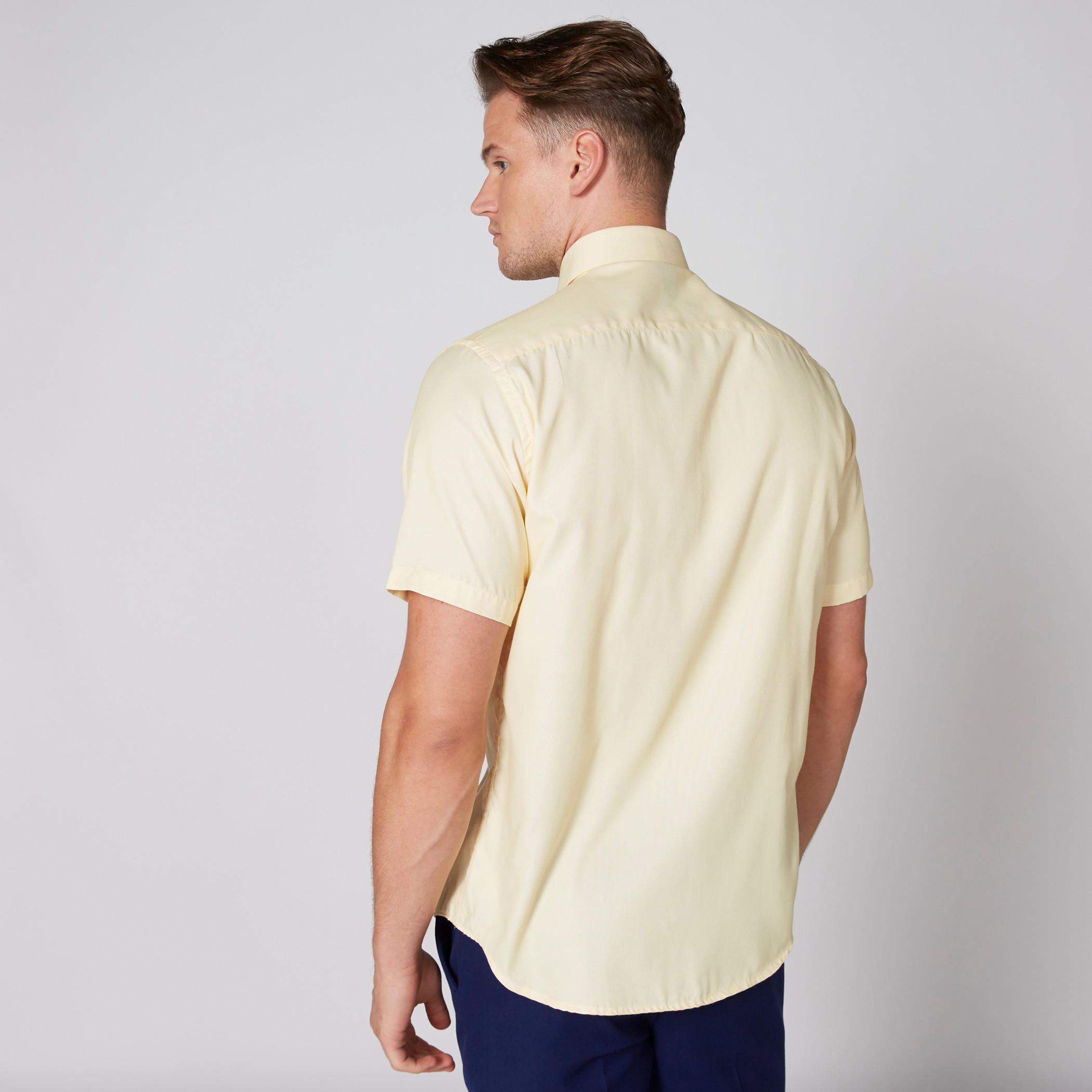 قميص سهل الكي بأكمام قصيرة وأزرار وجيب على الصدر-men-clothing-shirts-image-2