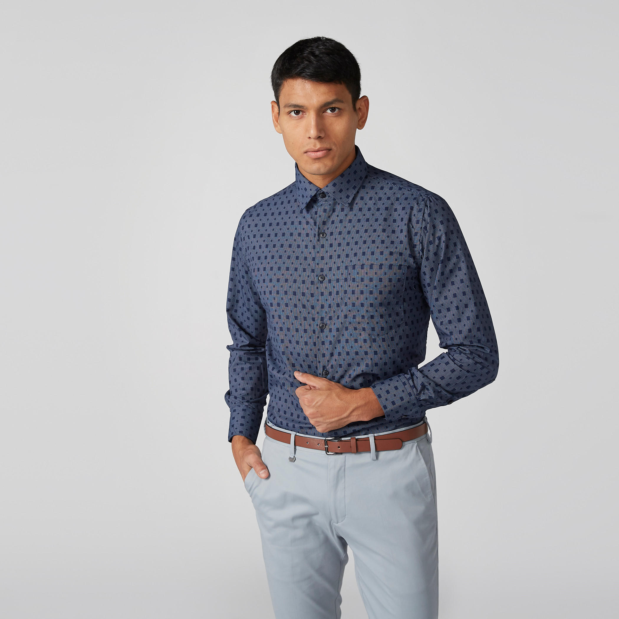 قميص سهل الكي بأكمام طويلة وجيوب وطبعات -men-clothing-shirts-image-1