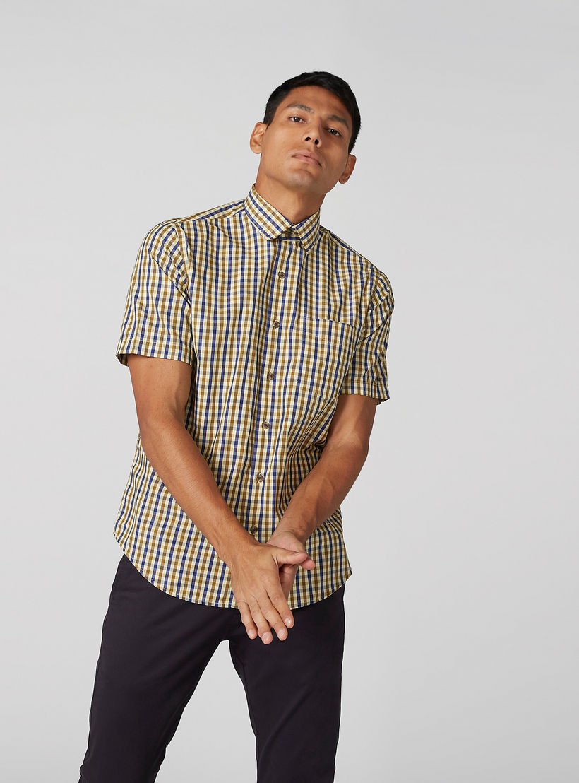 قميص كاروهات بأكمام قصيرة وتفاصيل جيوب سهل الكب-men-clothing-shirts-image-1