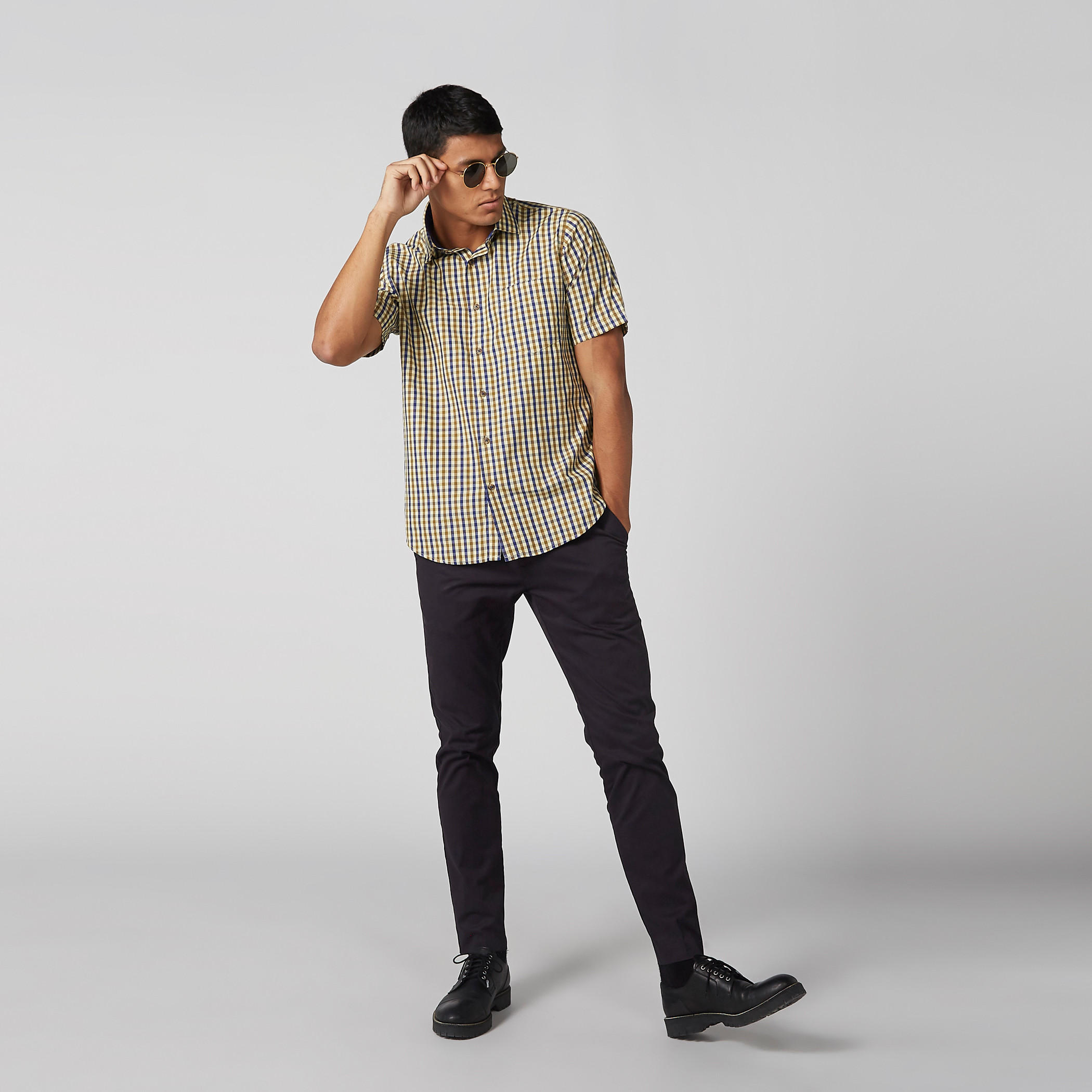 قميص كاروهات بأكمام قصيرة وتفاصيل جيوب سهل الكب-men-clothing-shirts-image-2