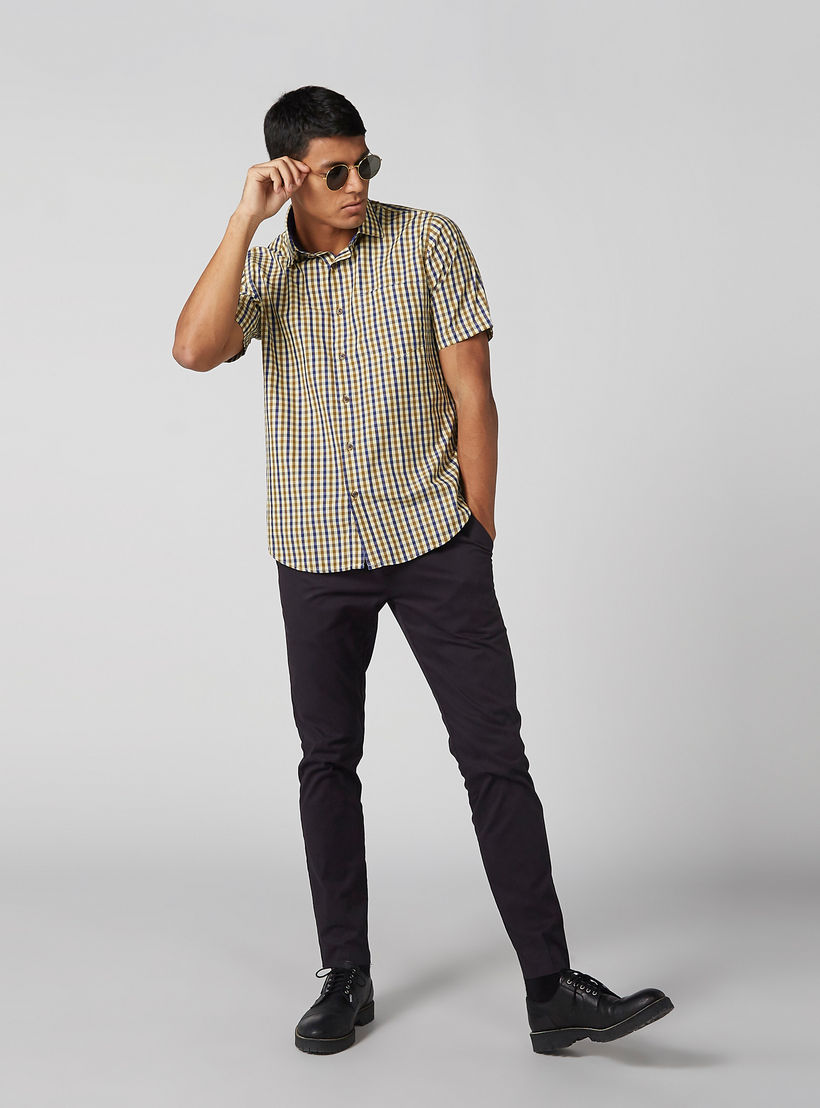 قميص كاروهات بأكمام قصيرة وتفاصيل جيوب سهل الكب-men-clothing-shirts-image-2