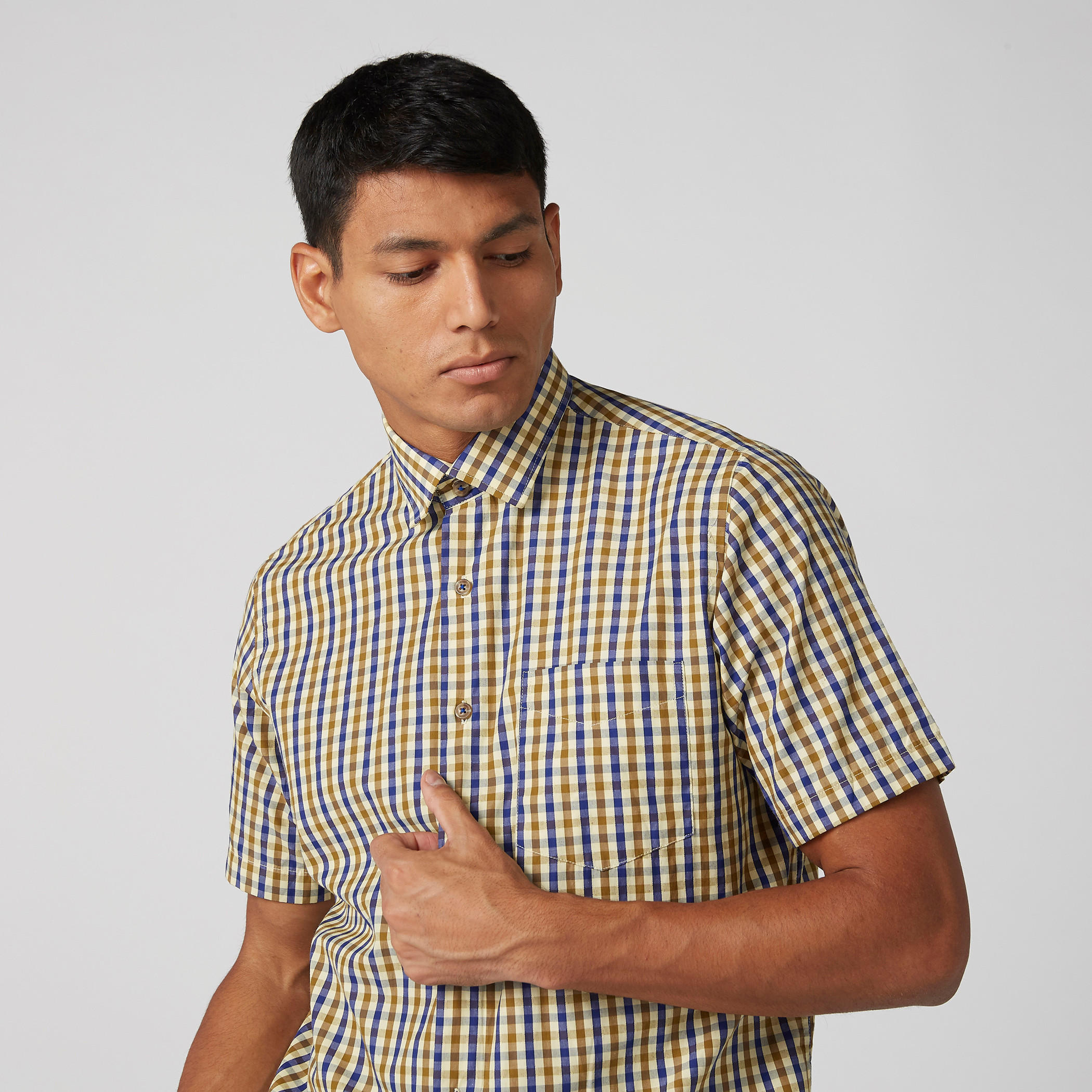 قميص كاروهات بأكمام قصيرة وتفاصيل جيوب سهل الكب-men-clothing-shirts-image-3