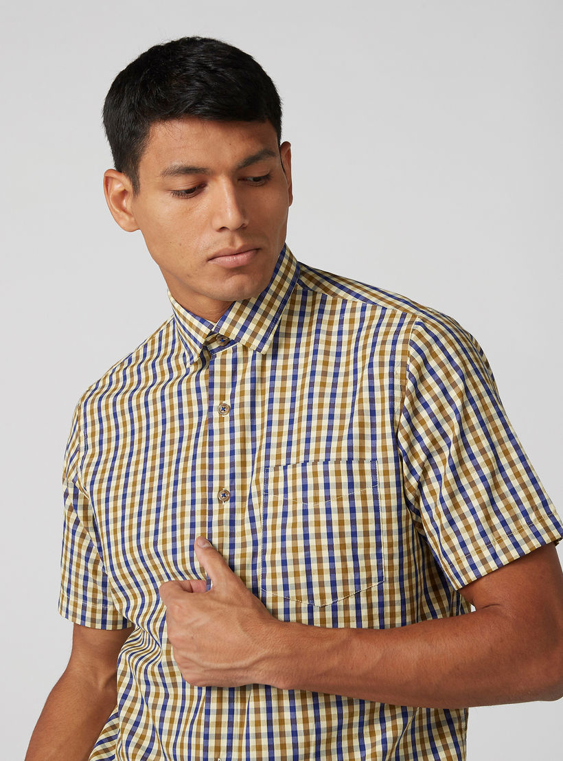قميص كاروهات بأكمام قصيرة وتفاصيل جيوب سهل الكب-men-clothing-shirts-image-3