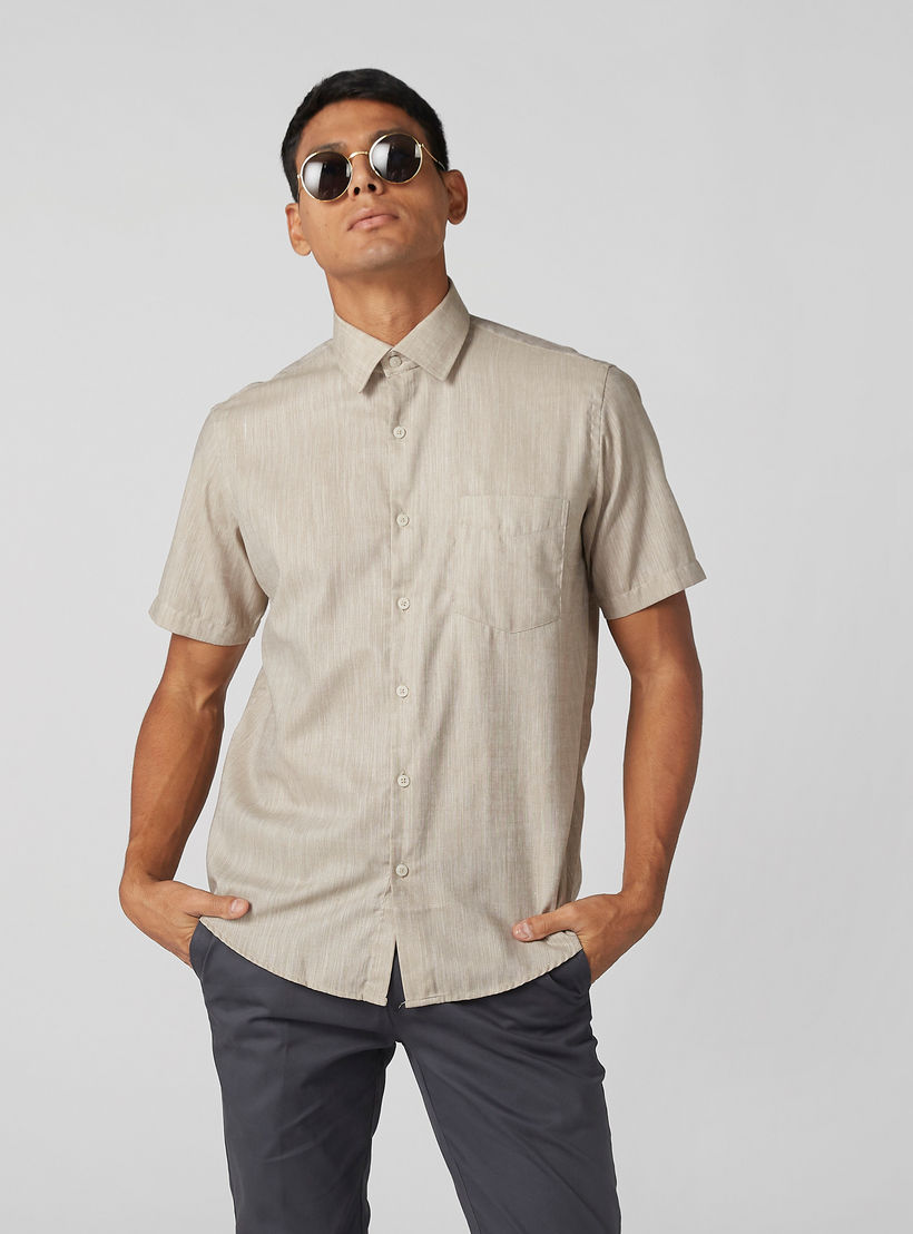 قميص سهل الكي بأكمام قصيرة وأزرار وجيوب -men-clothing-shirts-image-1
