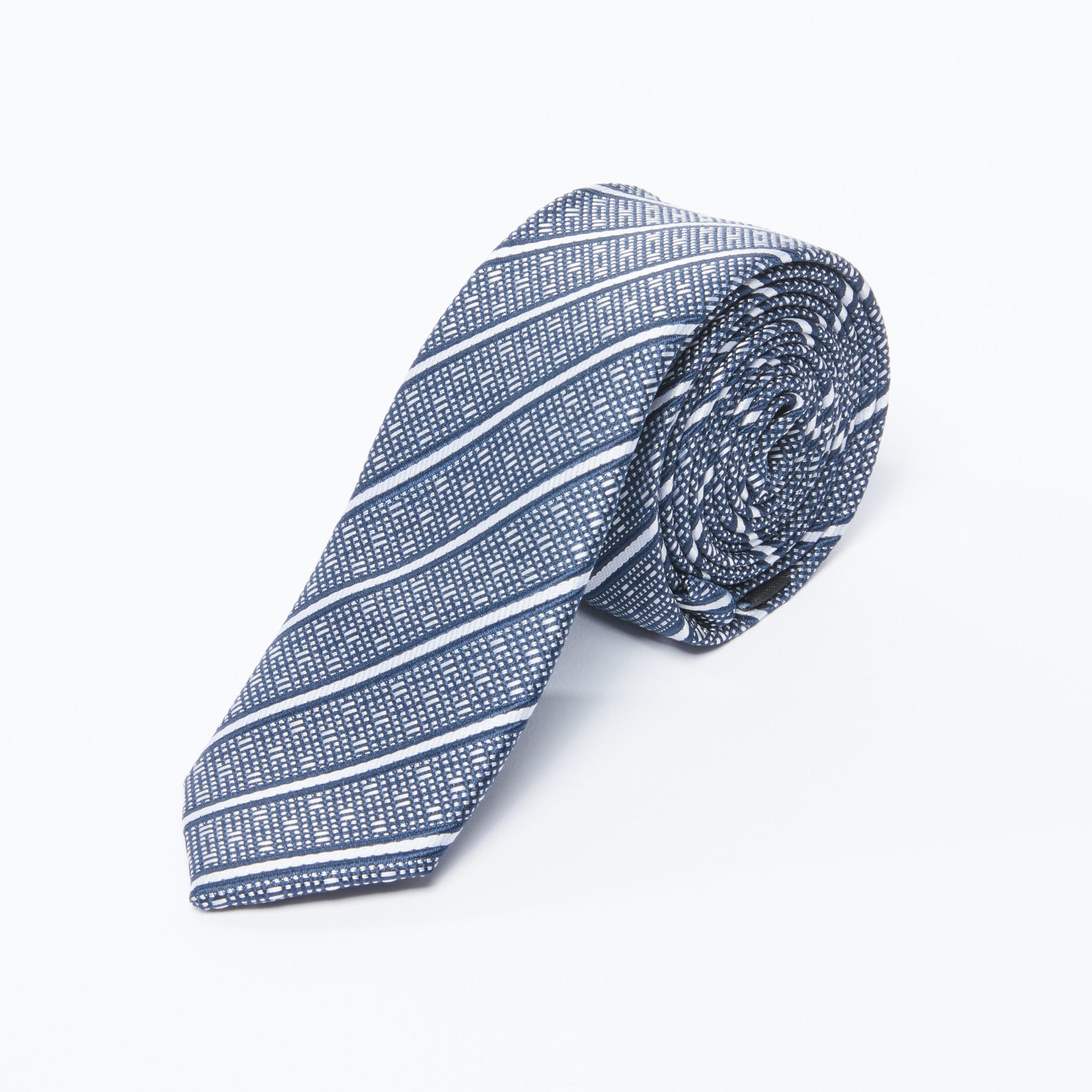 ربطة عنق مقلّمة-men-tiesandcufflinks-pocketsquares-image-1