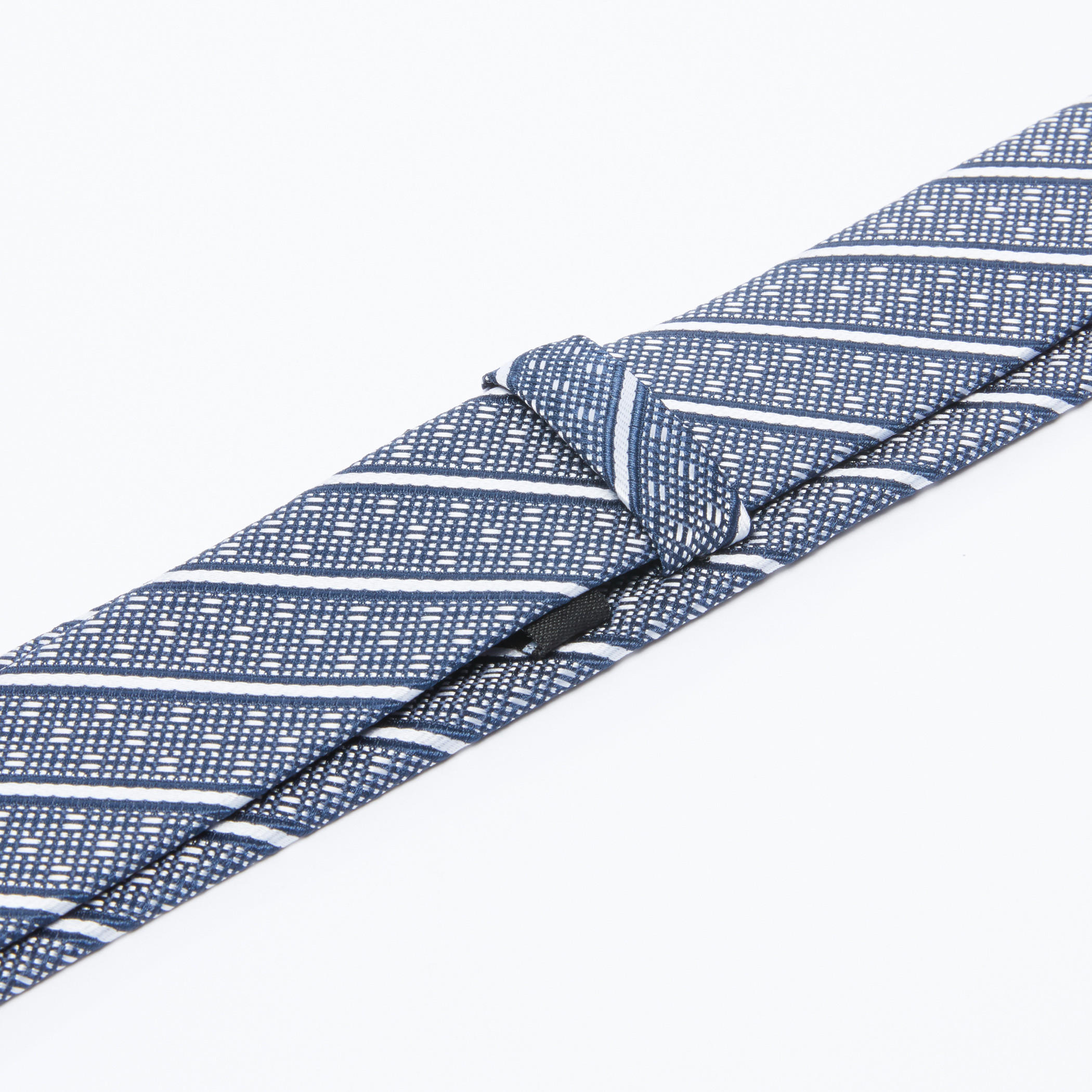 ربطة عنق مقلّمة-men-tiesandcufflinks-pocketsquares-image-3