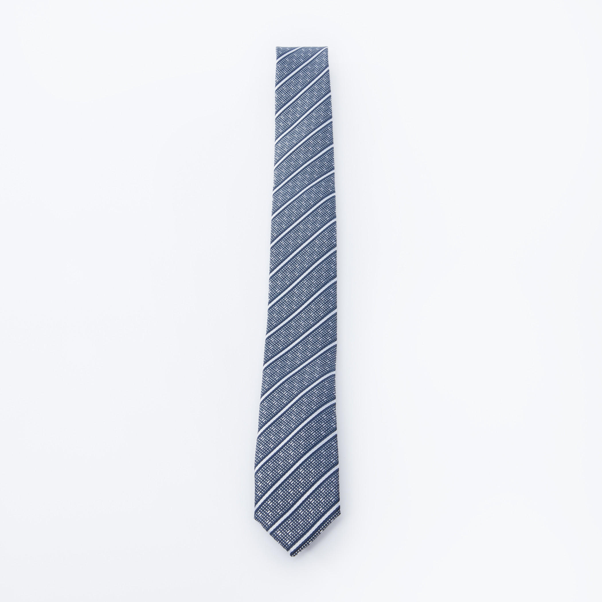 ربطة عنق مقلّمة-men-tiesandcufflinks-pocketsquares-image-4