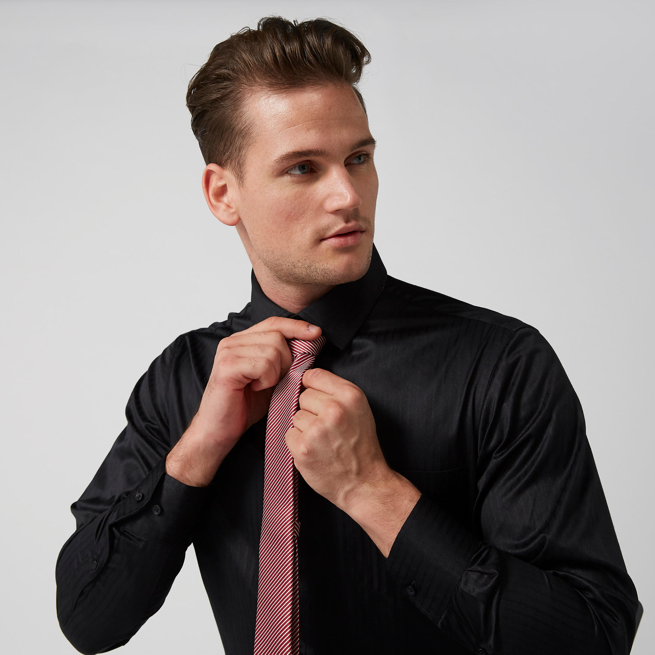 ربطة عنق مقلمة بقصّة عادية-men-tiesandcufflinks-pocketsquares-image-2