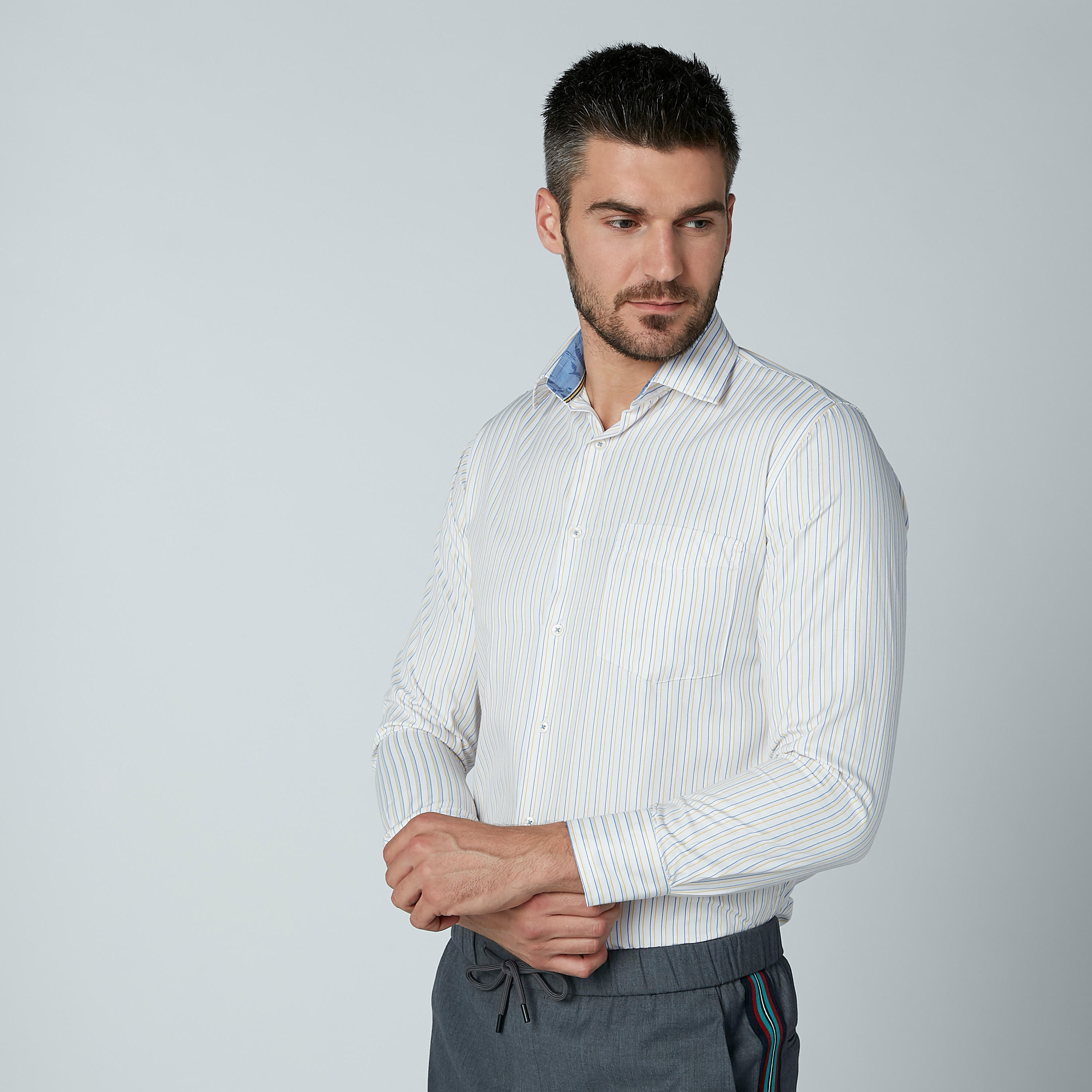 قميص رسمي مخطط سهل الكي بأكمام طويلة وجيب على الصدر-men-clothing-shirts-image-2