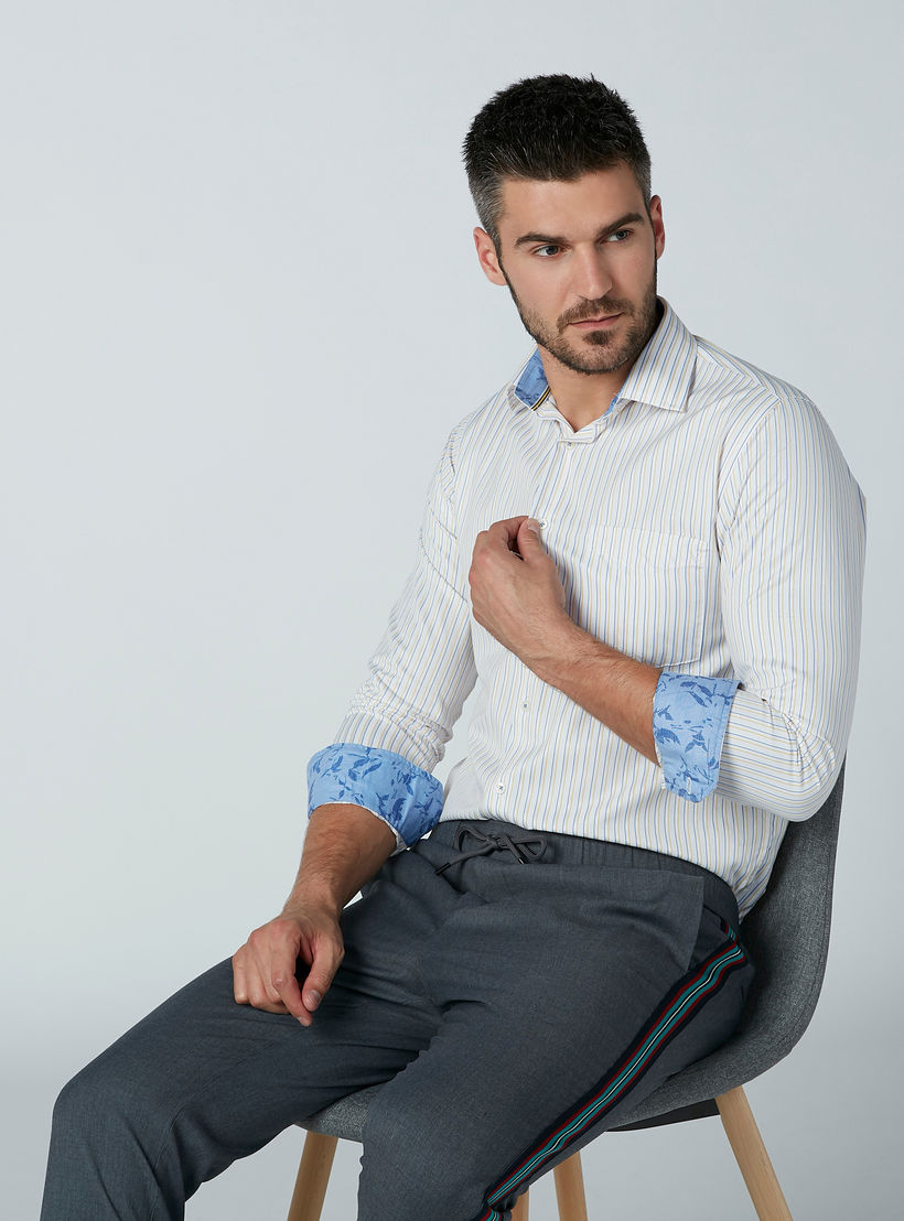 قميص رسمي مخطط سهل الكي بأكمام طويلة وجيب على الصدر-men-clothing-shirts-image-4