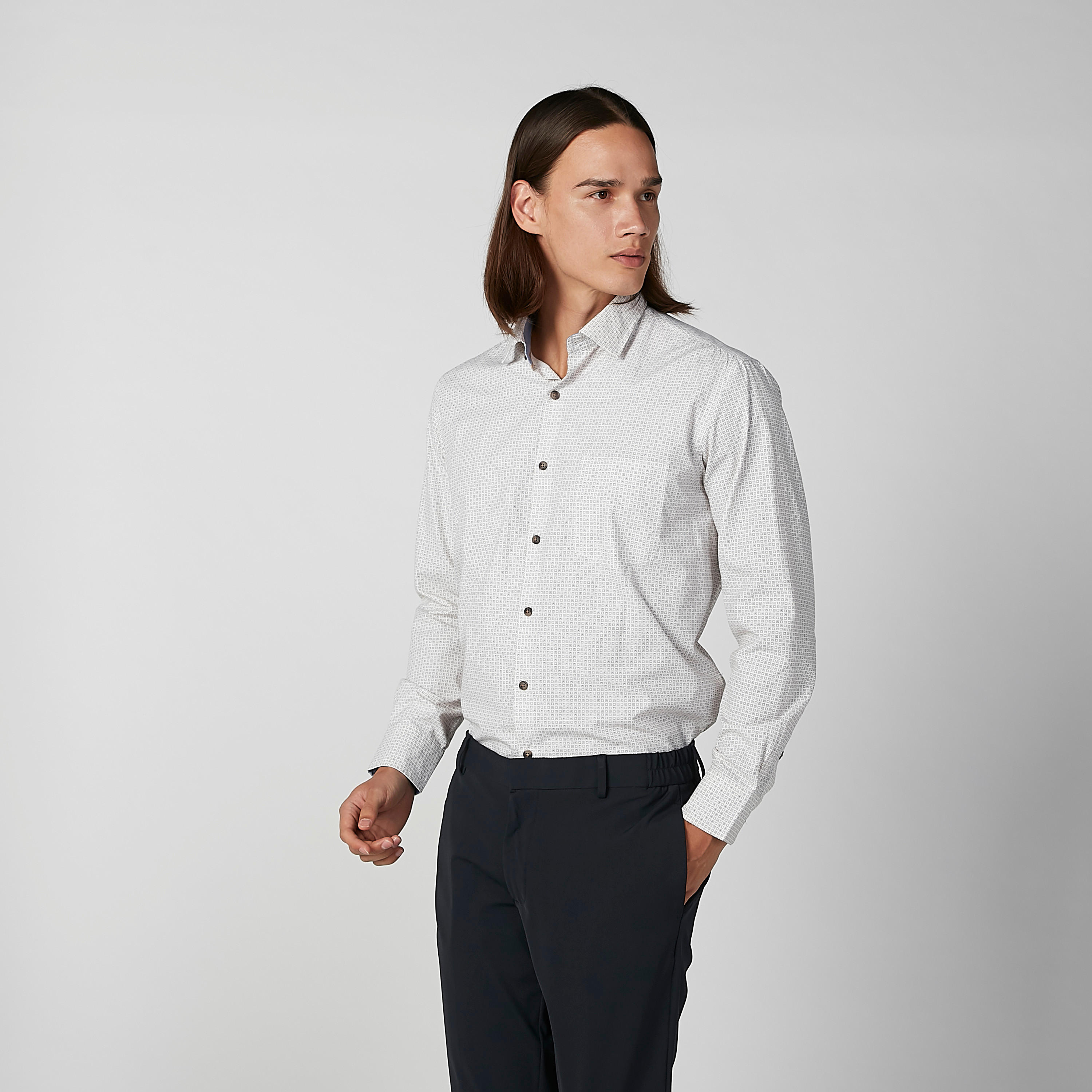 قميص سهل الكي بأكمام طويلة وجيب على الصدر وطبعات-men-clothing-shirts-image-1