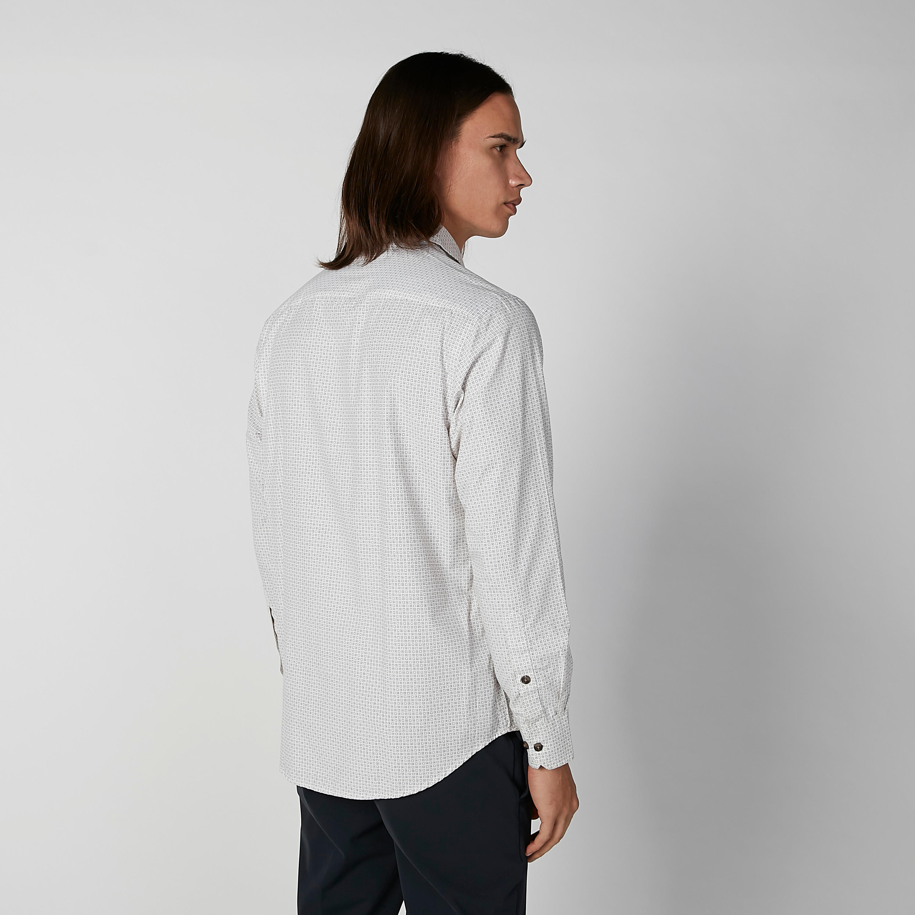 قميص سهل الكي بأكمام طويلة وجيب على الصدر وطبعات-men-clothing-shirts-image-3