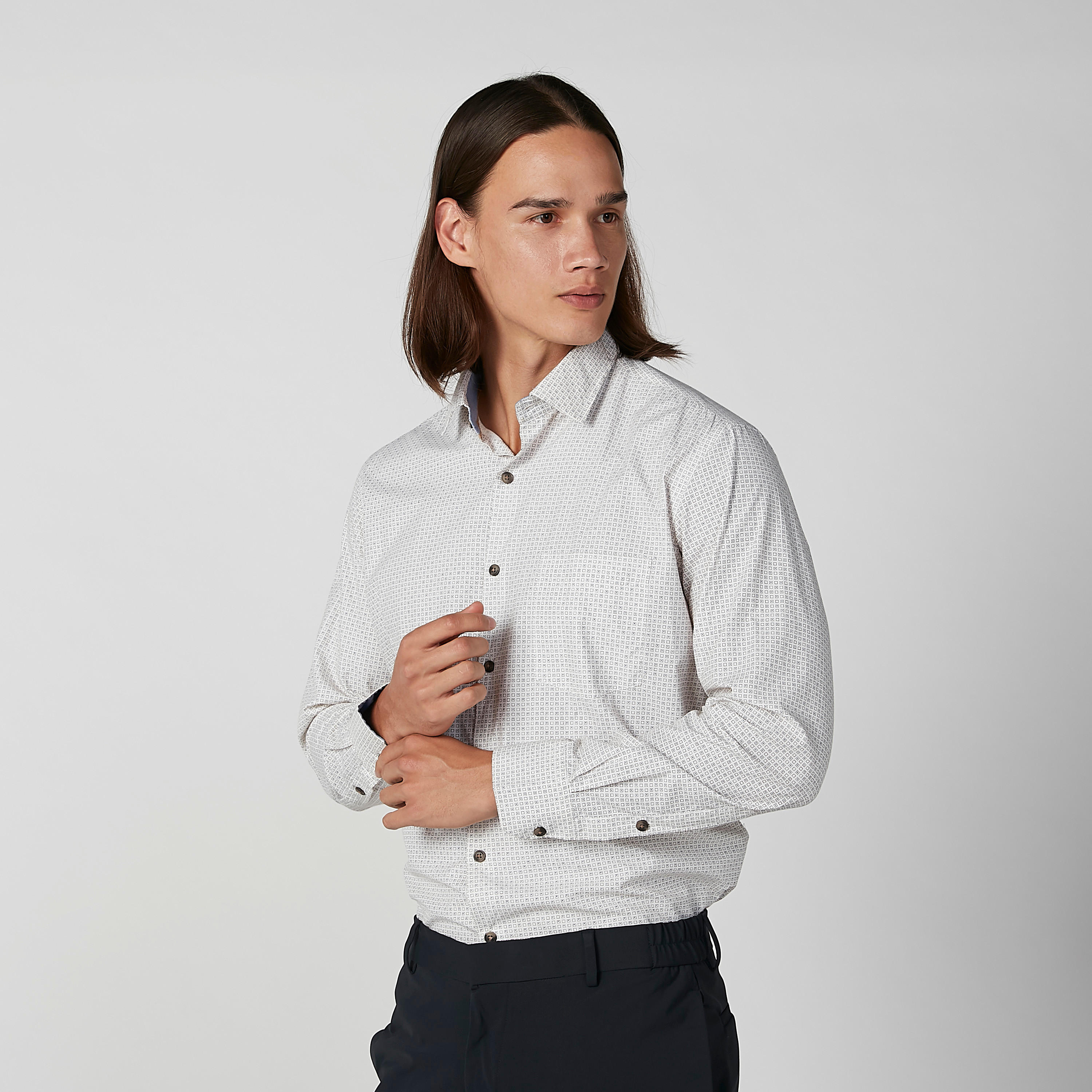 قميص سهل الكي بأكمام طويلة وجيب على الصدر وطبعات-men-clothing-shirts-image-4