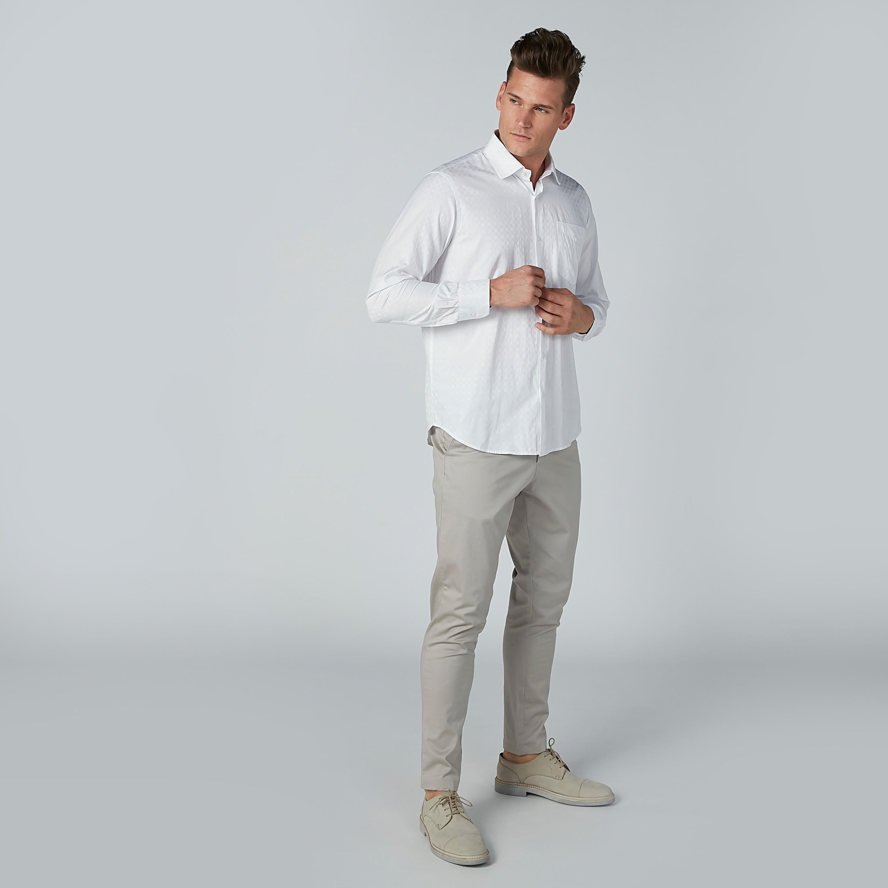 قميص بارز الملمس سهل الكي بأكمام طويلة وجيب على الصدر-men-clothing-shirts-image-2