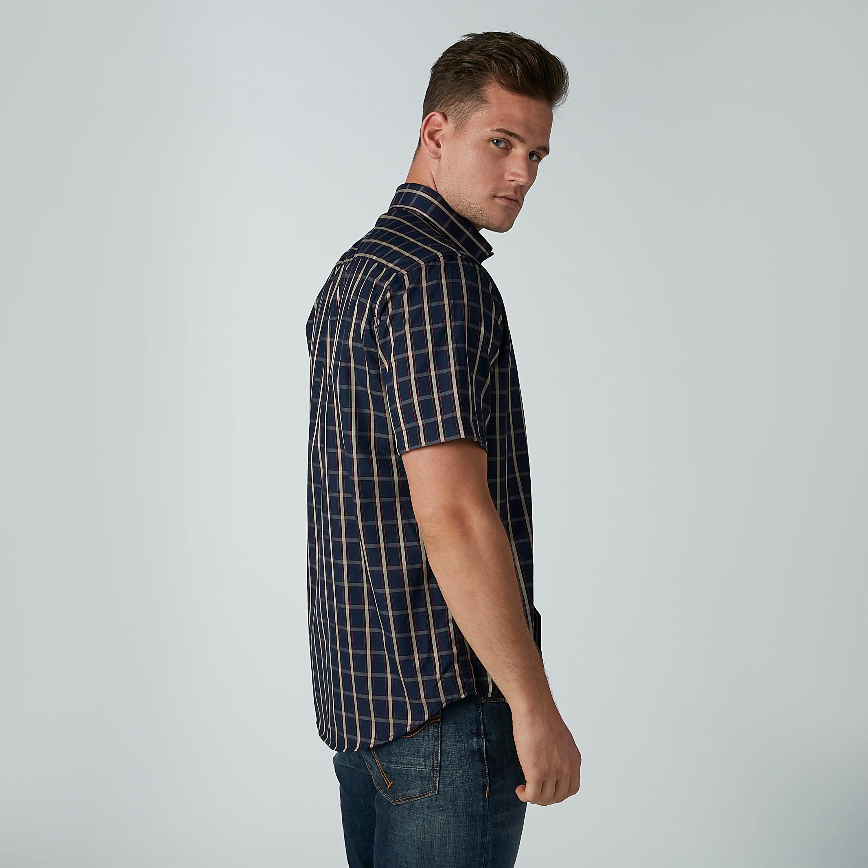 قميص مربعات سهل الكي بأكمام قصيرة وجيب على الصدر -men-clothing-shirts-image-3