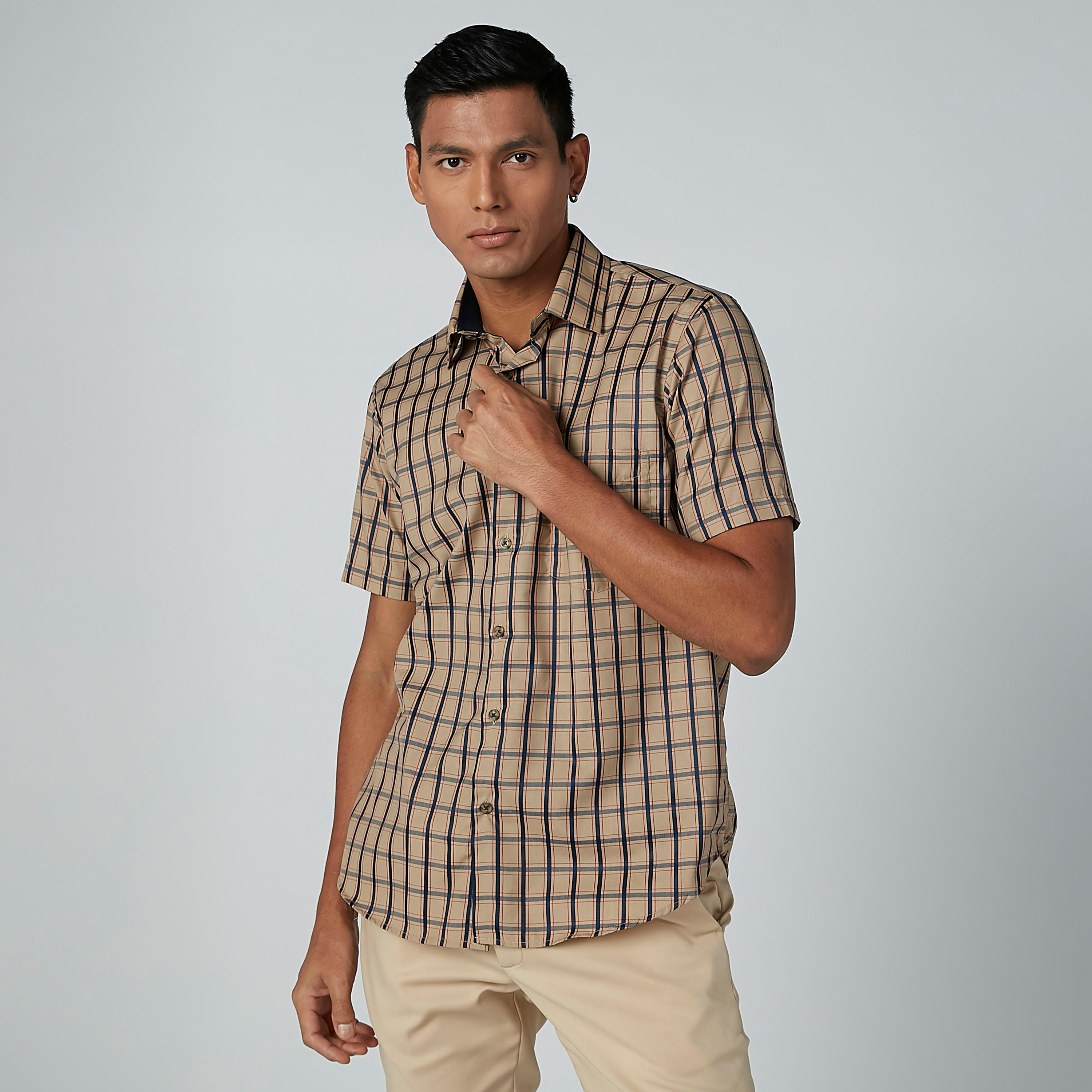 قميص مربعات سهل الكي بأكمام قصيرة وجيب على الصدر -men-clothing-shirts-image-1