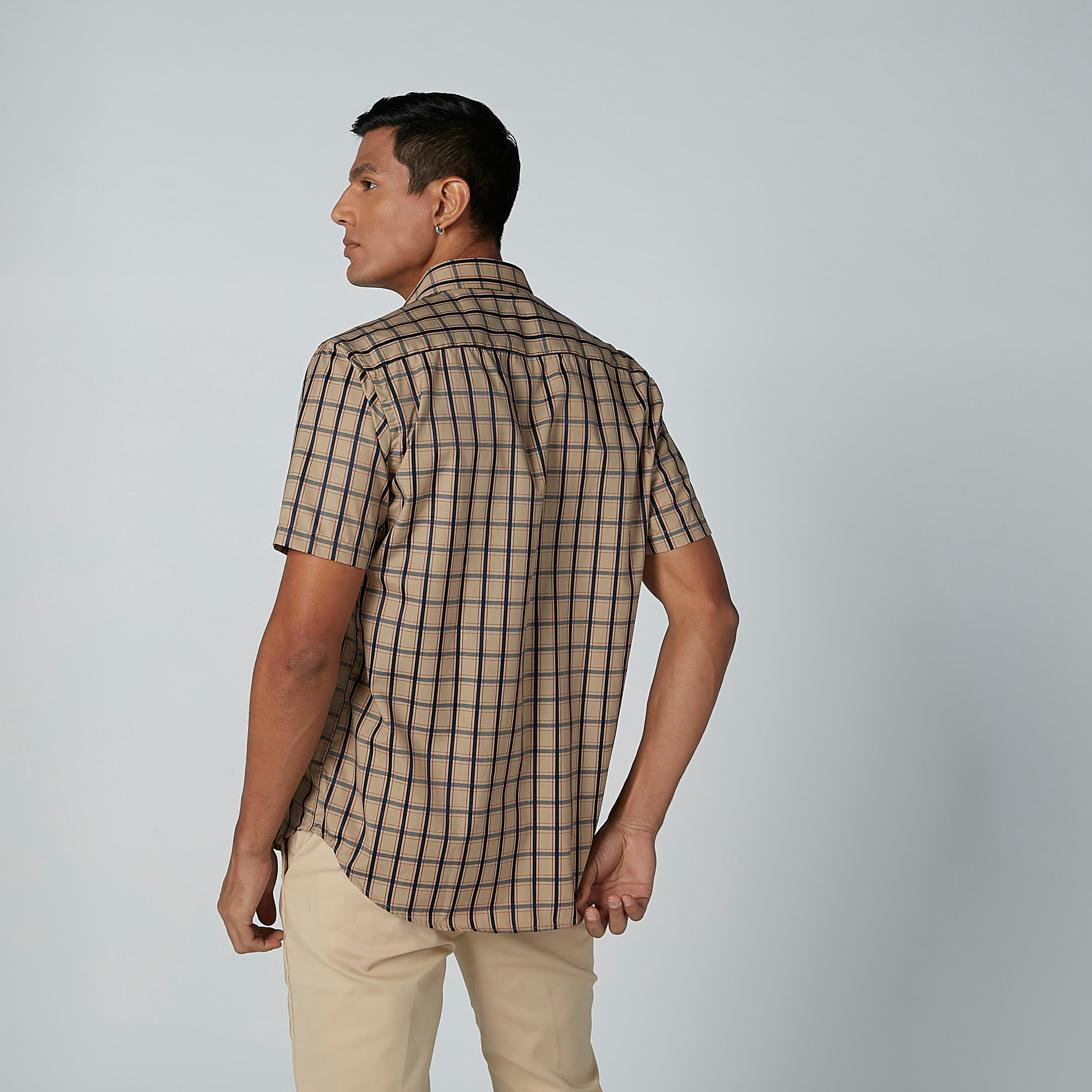 قميص مربعات سهل الكي بأكمام قصيرة وجيب على الصدر -men-clothing-shirts-image-4