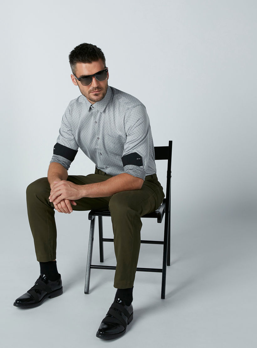 قميص سهل الكي بأكمام طويلة وجيب على الصدر وطبعات-men-clothing-shirts-image-2