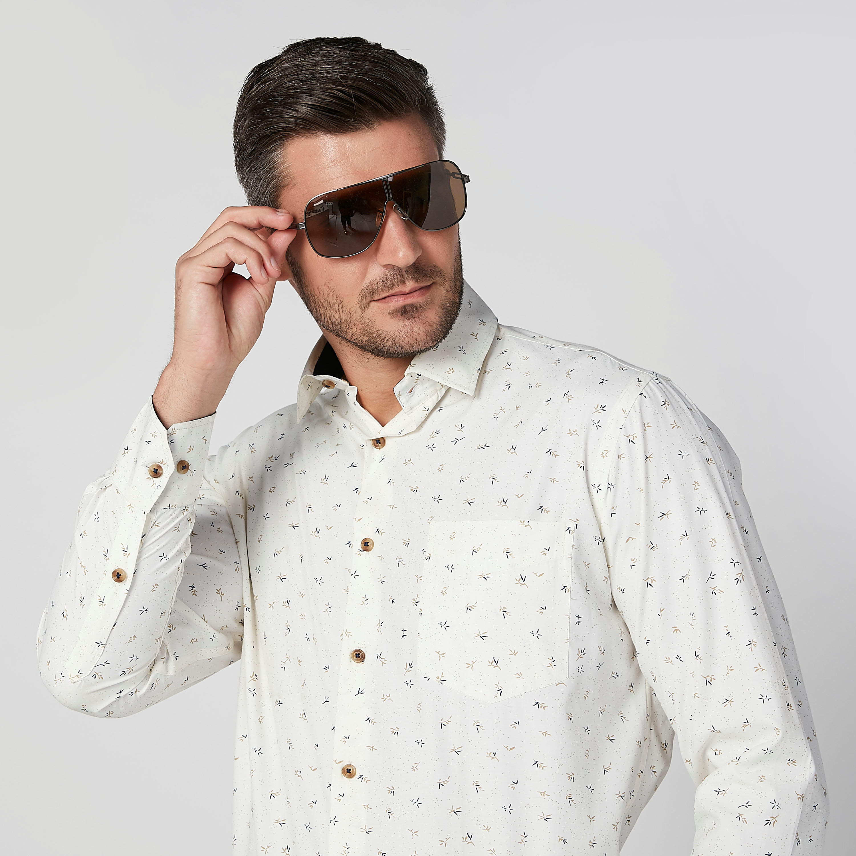 قميص سهل الكي بأكمام طويلة وجيب خارجي وطبعات-men-clothing-shirts-image-2