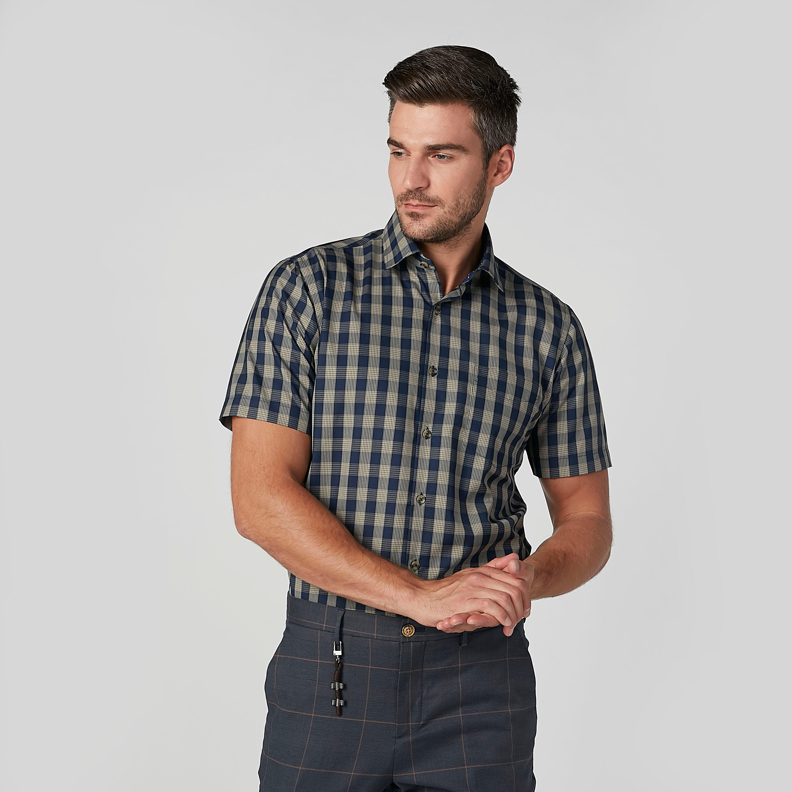 قميص مربعات سهل الكي بأكمام قصيرة وجيب خارجي-men-clothing-shirts-image-2