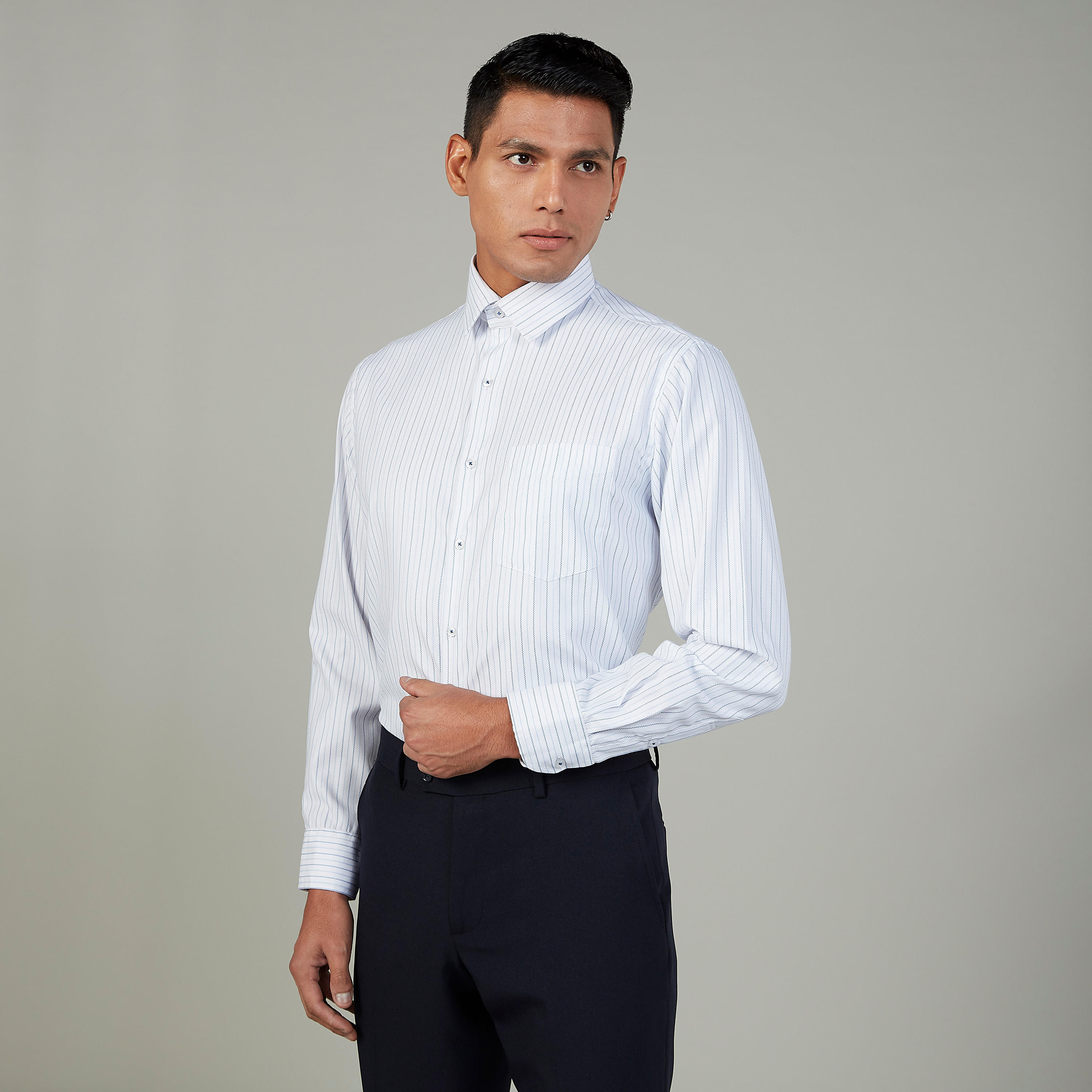 قميص رسمي مقلّم بأكمام طويلة وجيب على الصدر-men-clothing-shirts-image-1