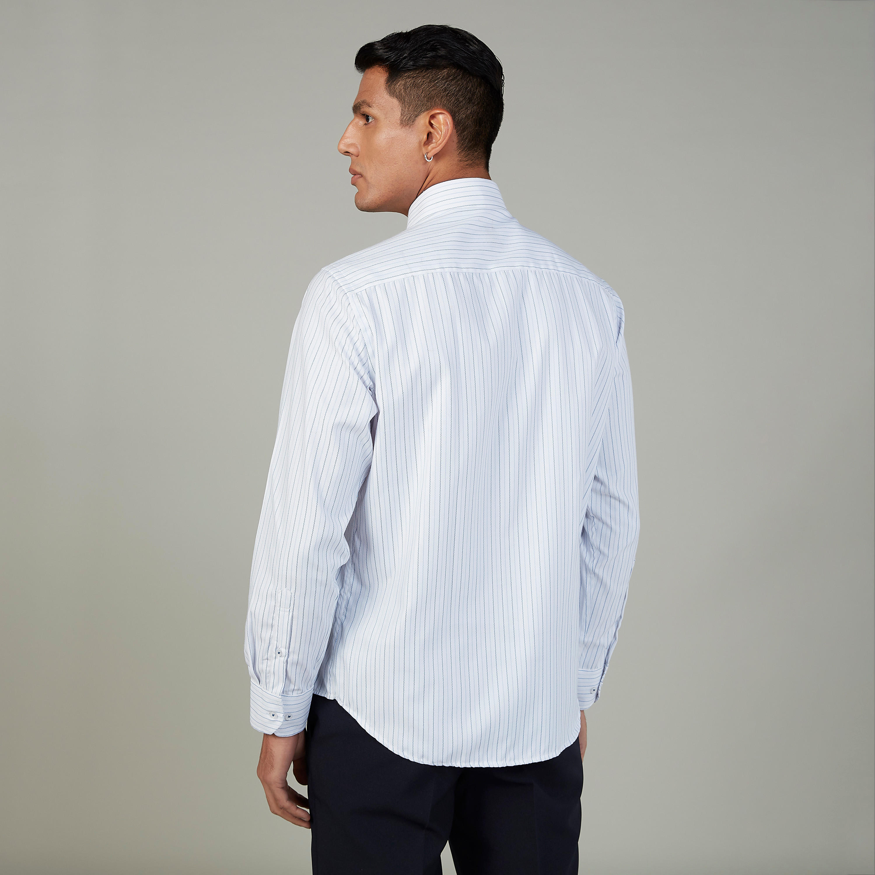قميص رسمي مقلّم بأكمام طويلة وجيب على الصدر-men-clothing-shirts-image-4