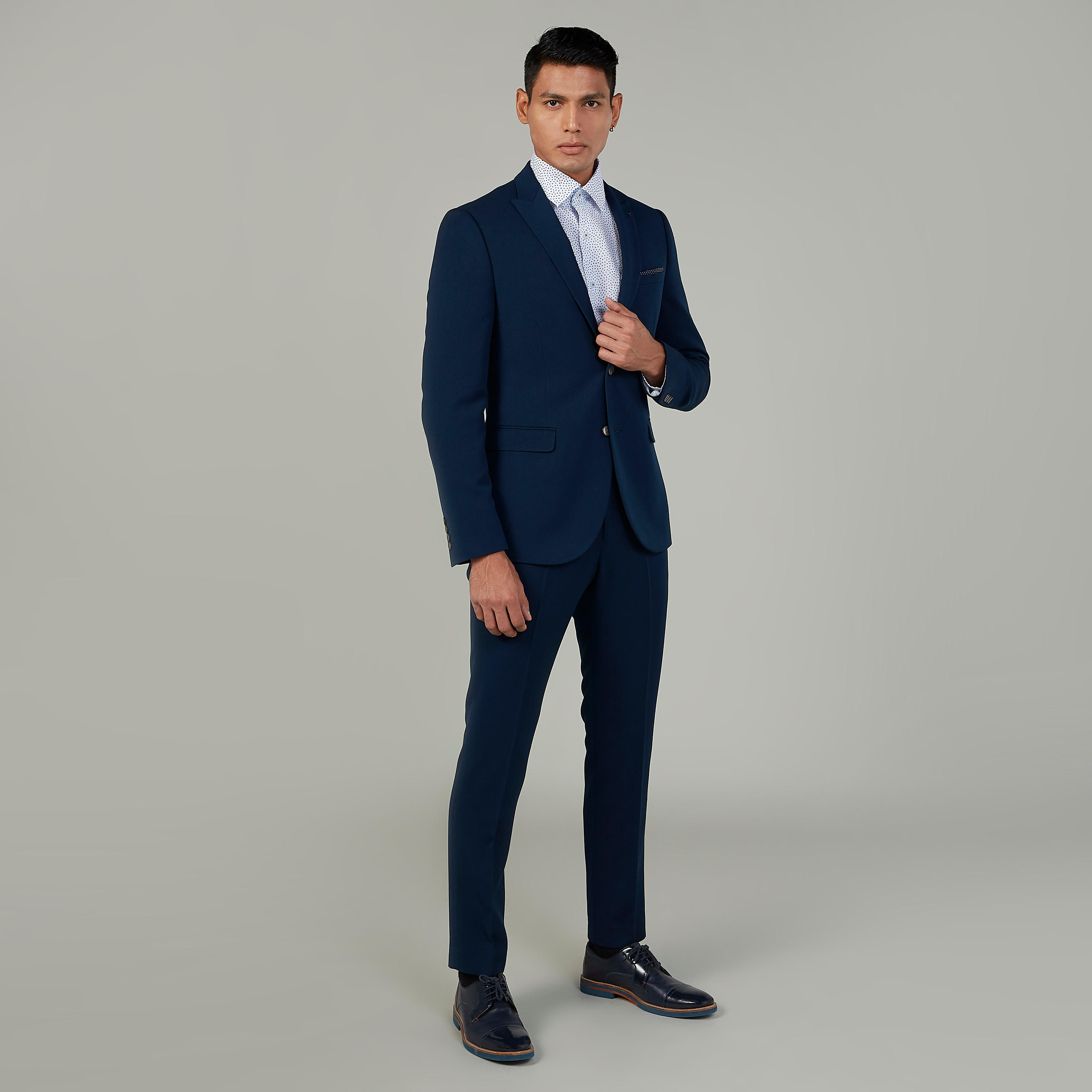 قميص رسمي بأكمام طويلة وجيب على الصدر وبطبعات-men-clothing-shirts-image-2