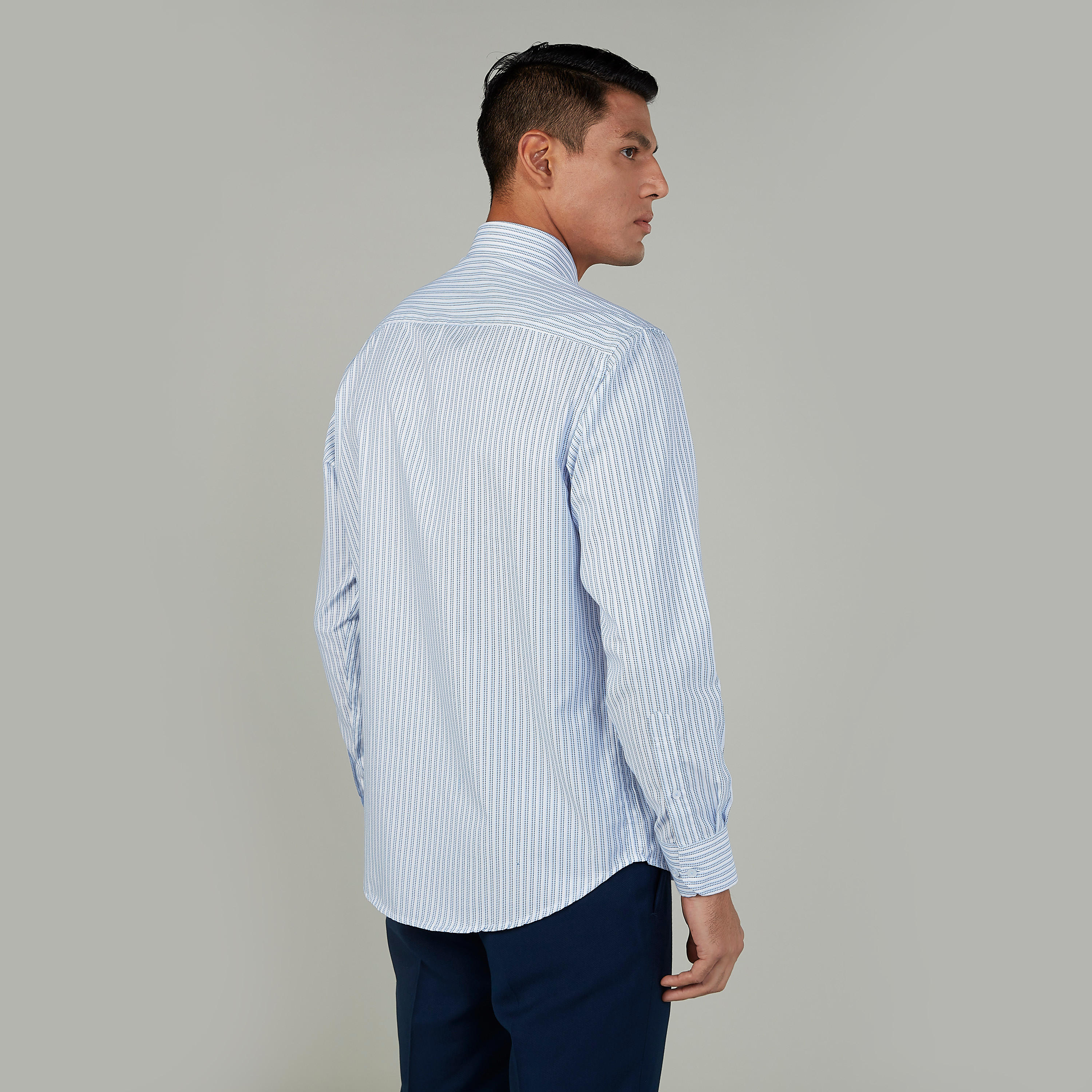 قميص رسمي مقلّم بأكمام طويلة وياقة عادية-men-clothing-shirts-image-4
