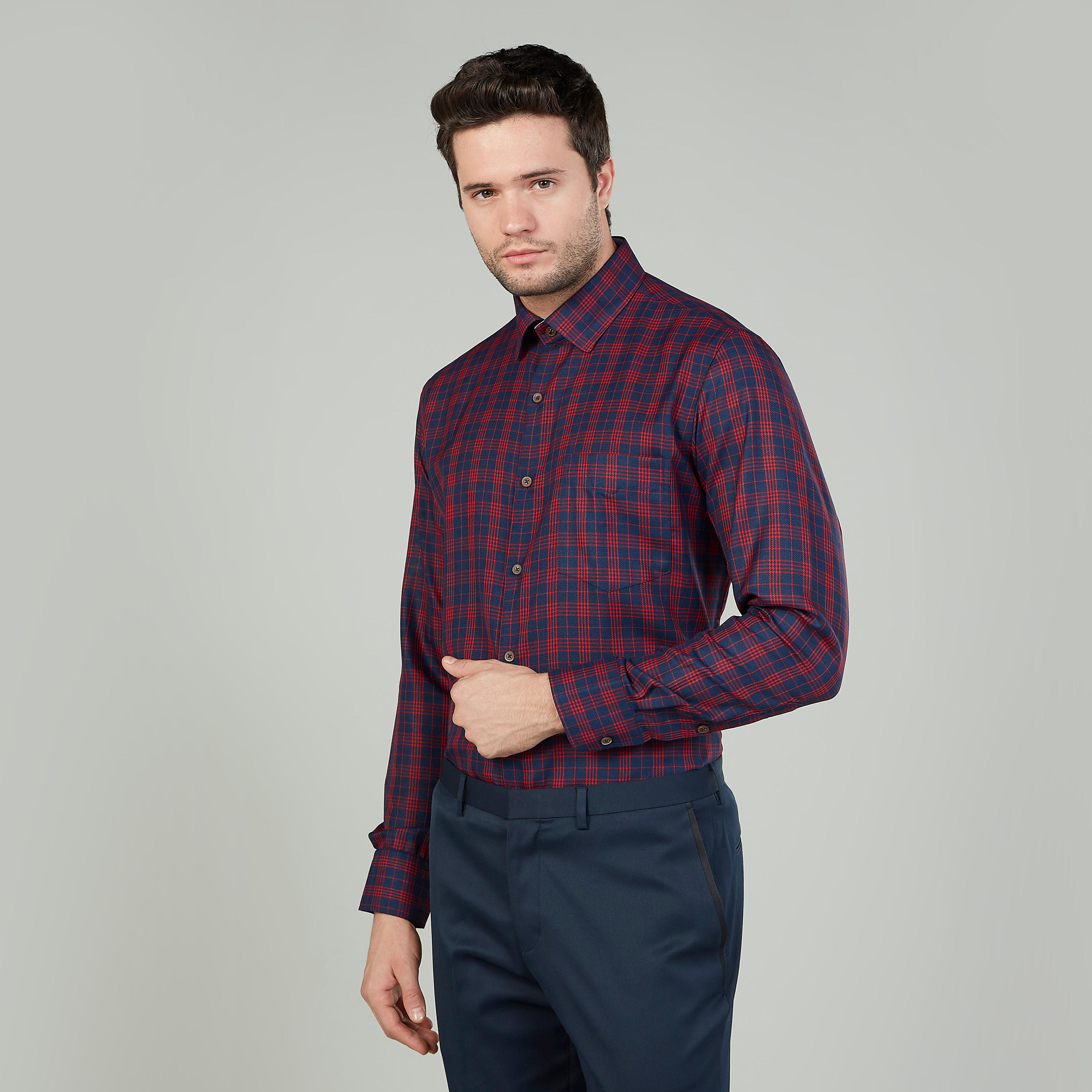قميص مربعات سهل الكي بأكمام طويلة وجيب على الصدر-men-clothing-shirts-image-1
