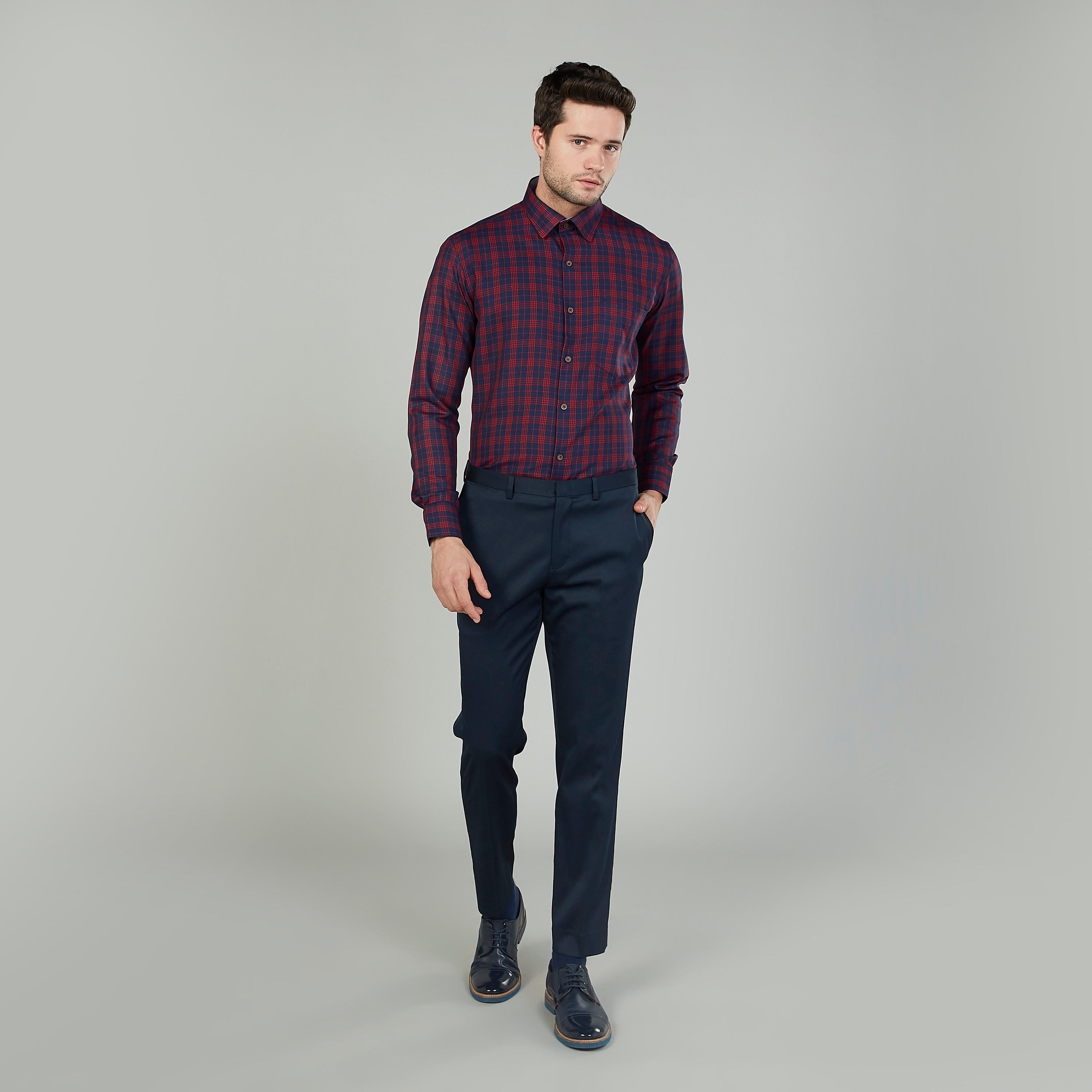 قميص مربعات سهل الكي بأكمام طويلة وجيب على الصدر-men-clothing-shirts-image-2