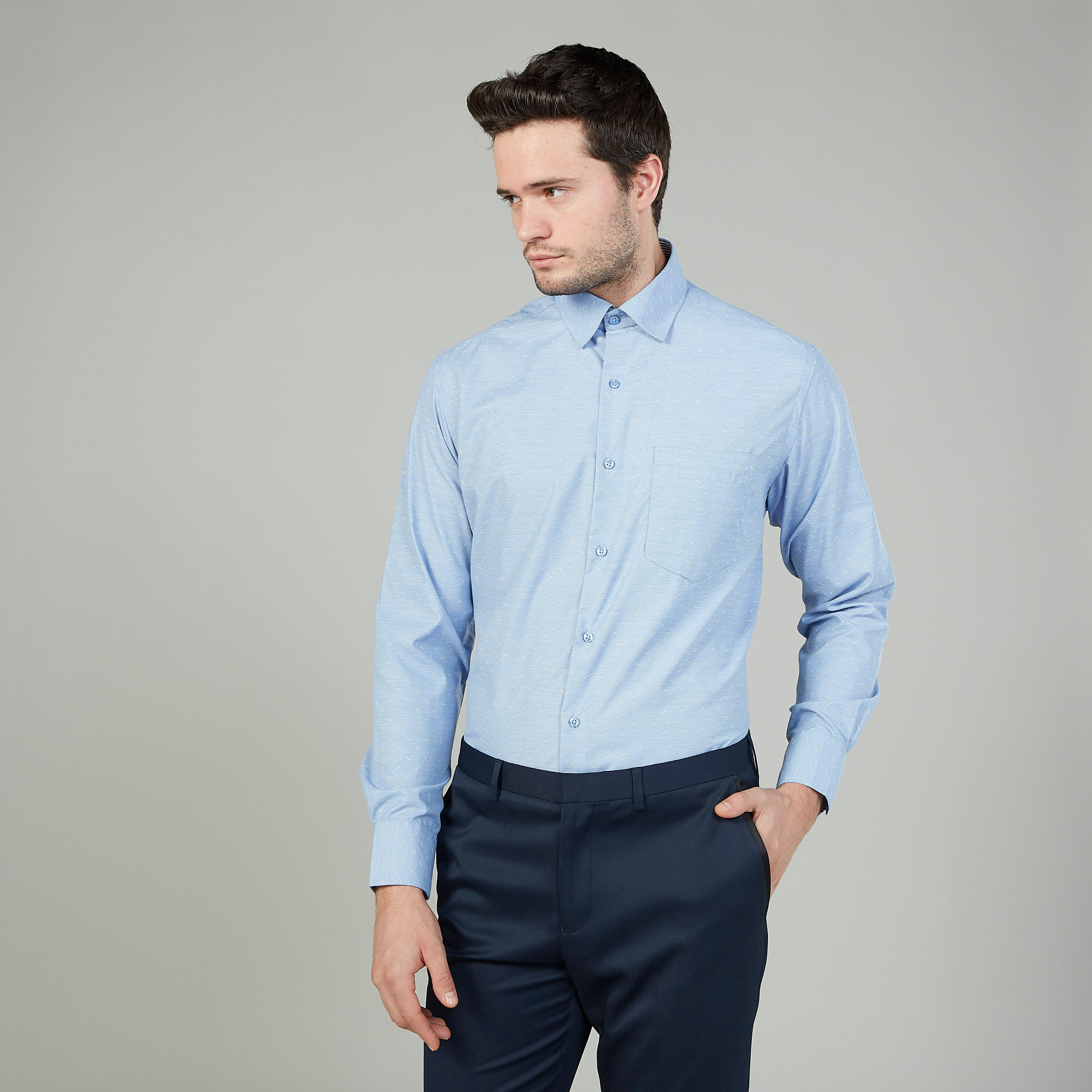 قميص بارز الملمس سهل الكي بأكمام طويلة وجيب على الصدر-men-clothing-shirts-image-1