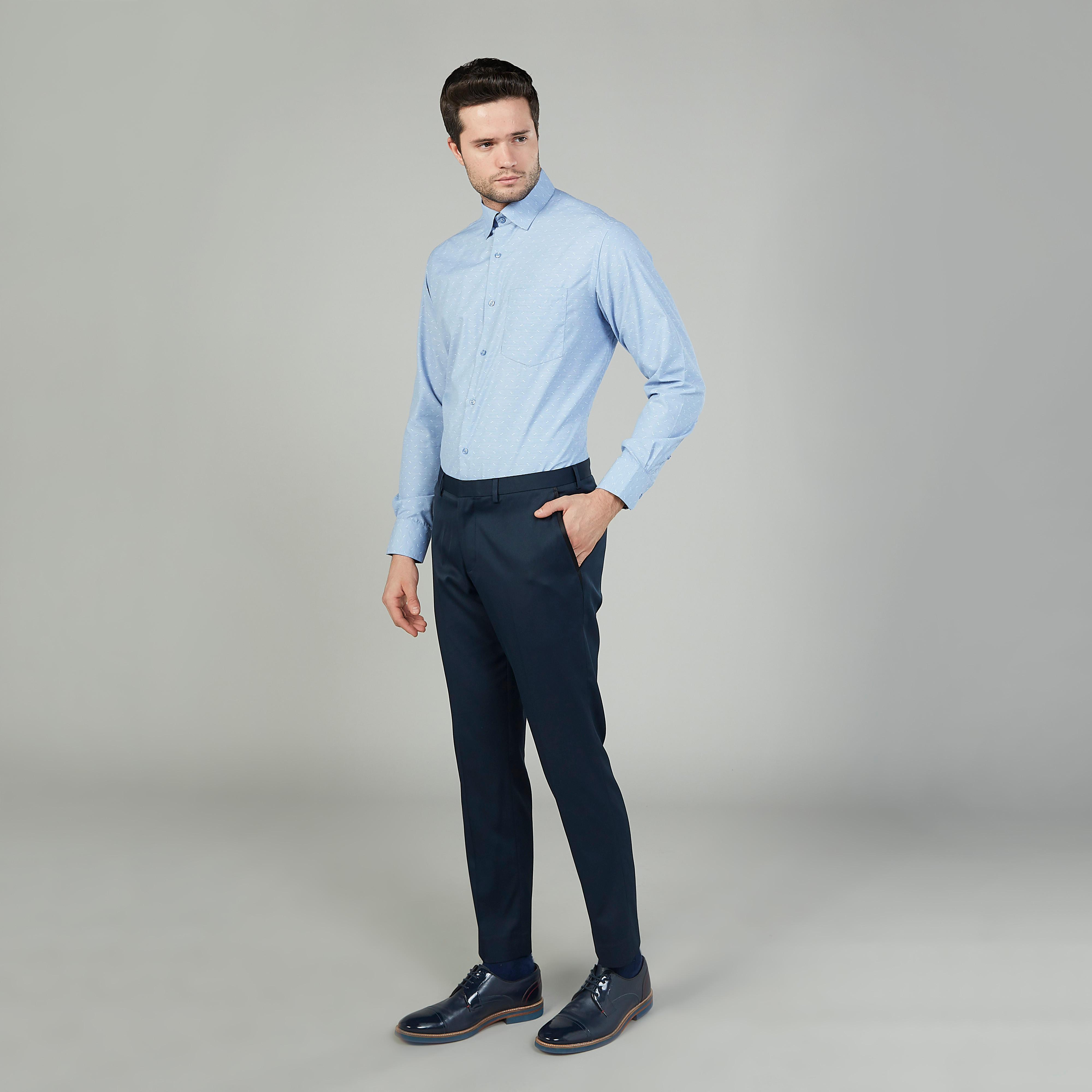 قميص بارز الملمس سهل الكي بأكمام طويلة وجيب على الصدر-men-clothing-shirts-image-2
