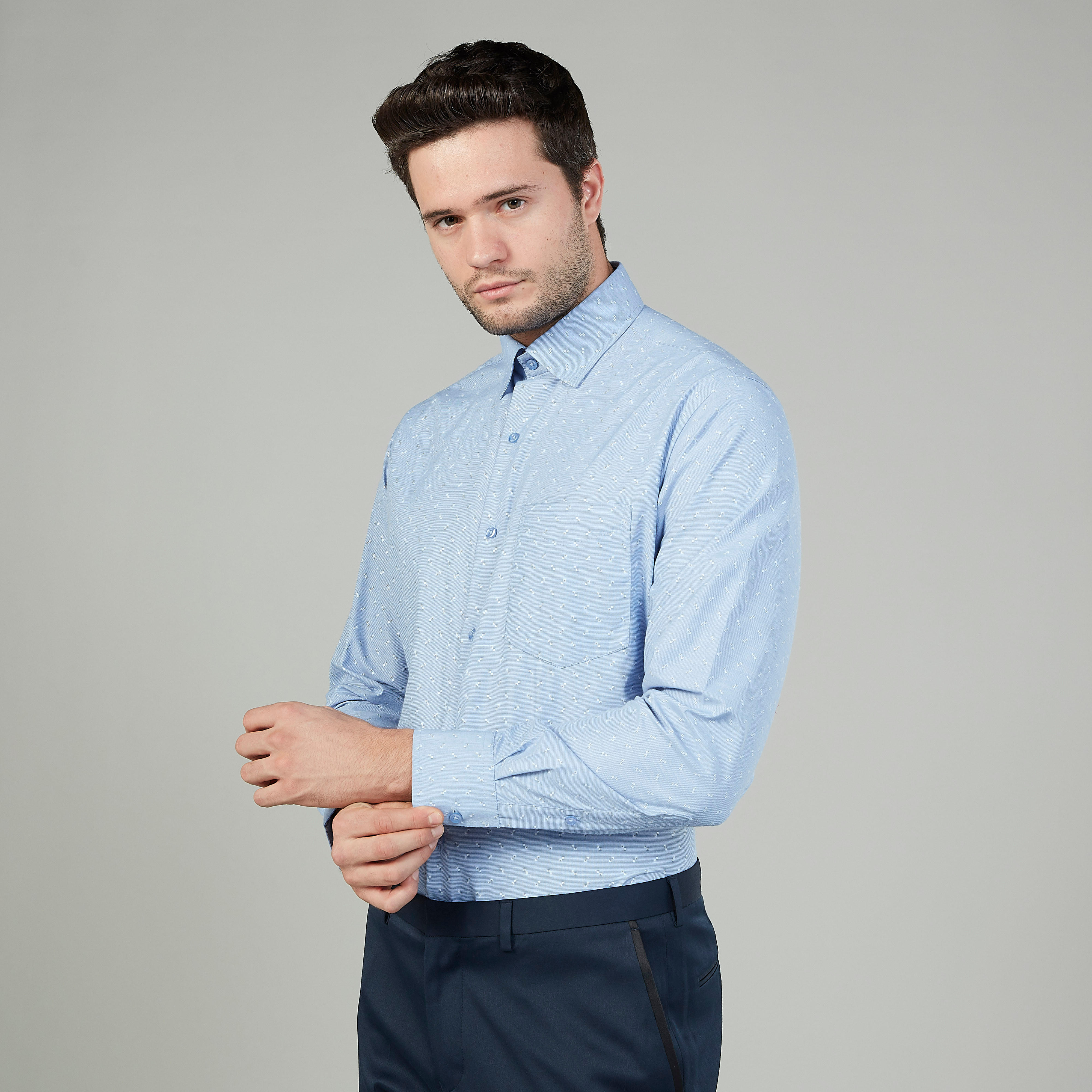 قميص بارز الملمس سهل الكي بأكمام طويلة وجيب على الصدر-men-clothing-shirts-image-6
